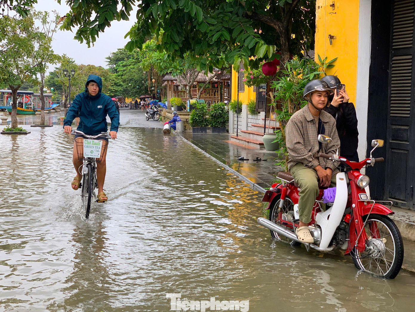 Nước sông Hoài tràn phố cổ Hội An, du khách thích thú đạp xe, lội nước lũ- Ảnh 10.
