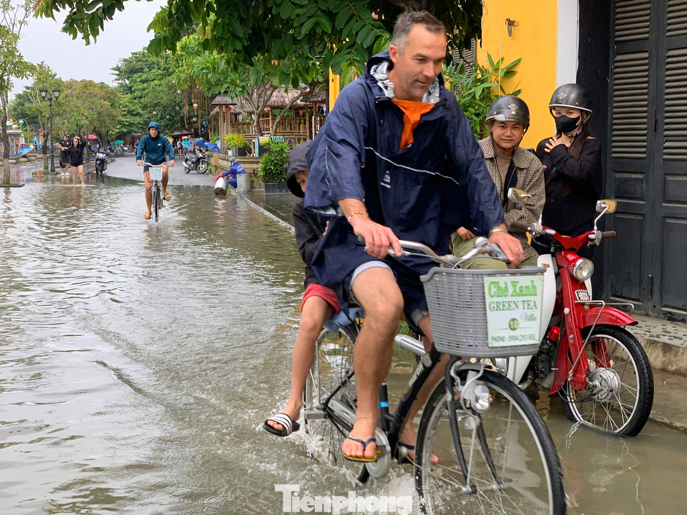Nước sông Hoài tràn phố cổ Hội An, du khách thích thú đạp xe, lội nước lũ- Ảnh 11.