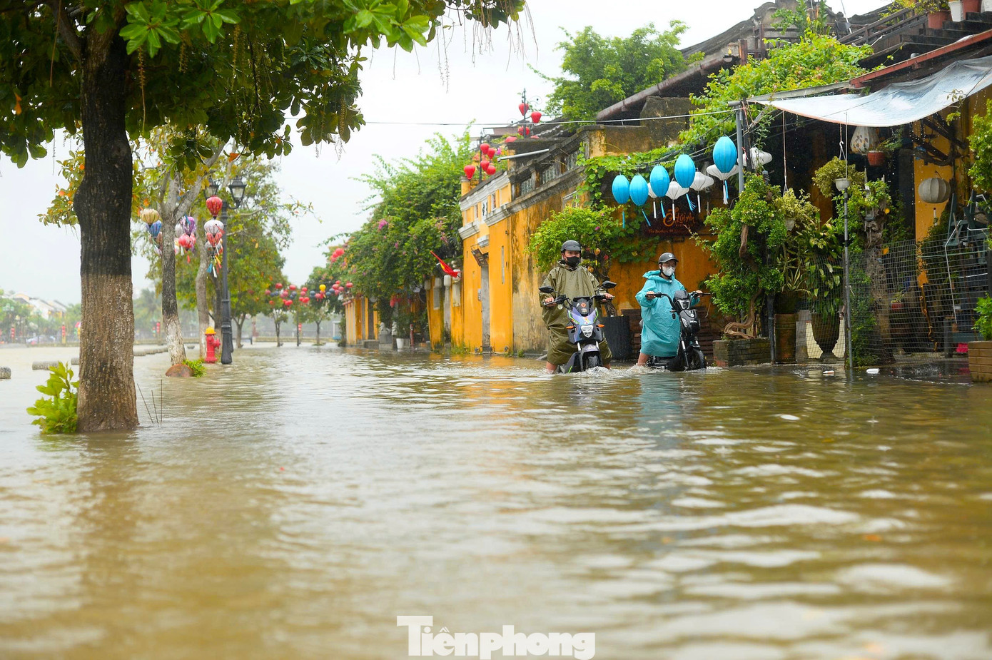 Nước sông Hoài tràn phố cổ Hội An, du khách thích thú đạp xe, lội nước lũ- Ảnh 12.