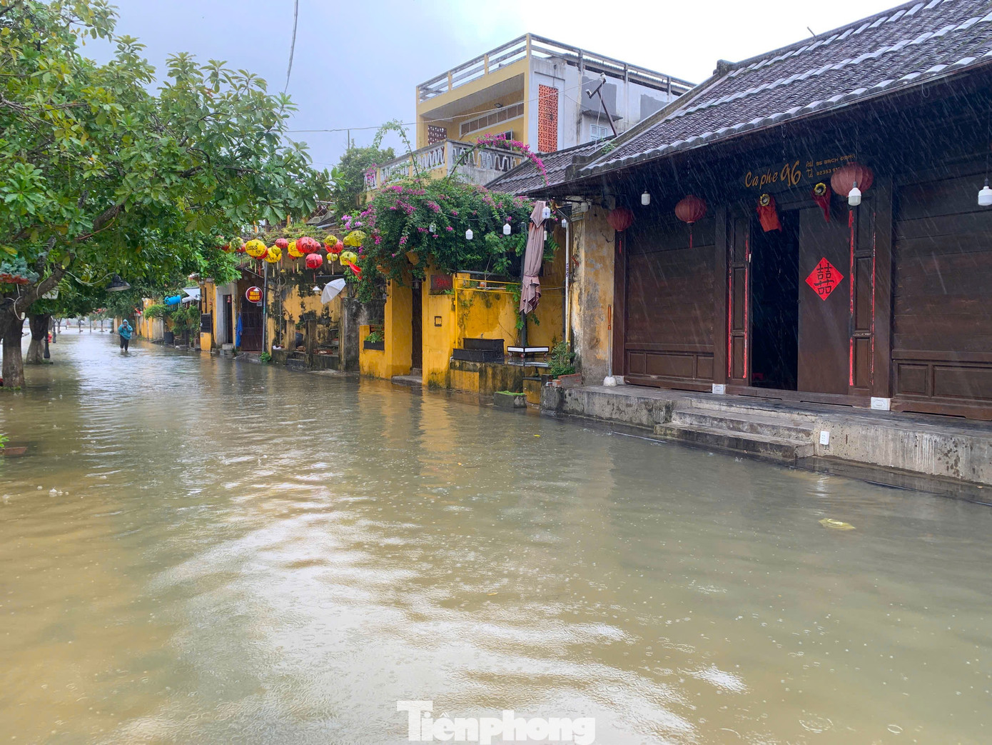 Nước sông Hoài tràn phố cổ Hội An, du khách thích thú đạp xe, lội nước lũ- Ảnh 18.
