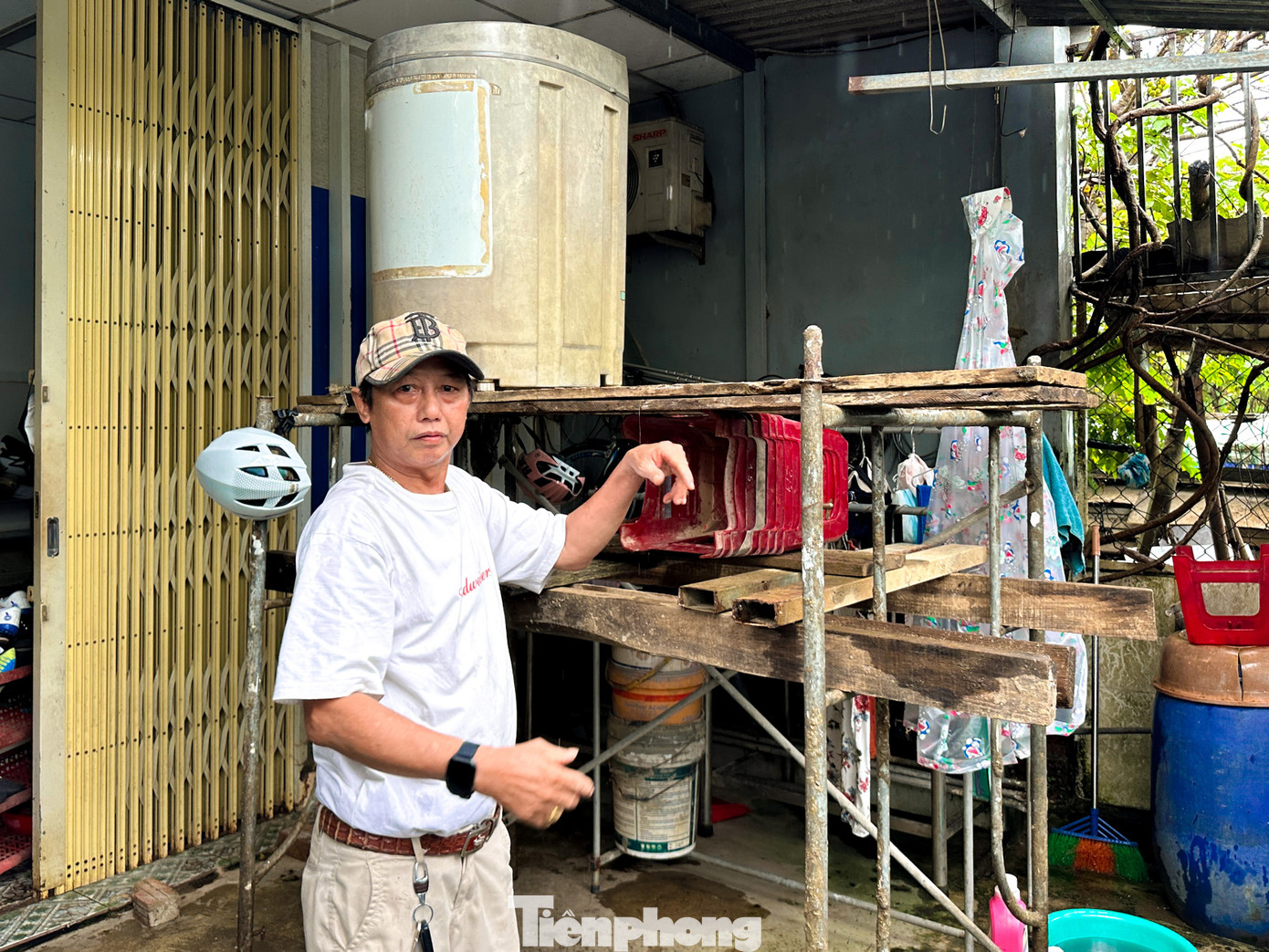 Đà Nẵng trước giờ bão vào: Lực lượng chức năng gõ cửa từng nhà hỗ trợ dân kê đồ, di dời- Ảnh 5. Đà Nẵng trước giờ bão vào: Lực lượng chức năng gõ cửa từng nhà hỗ trợ dân kê đồ, di dời- Ảnh 5.