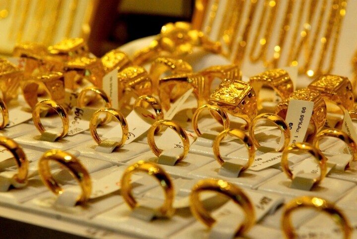Giá vàng giảm sốc 5 triệu, nhiều người lỗ gần 10 triệu đồng/lượng sau 1 ngày- Ảnh 1.