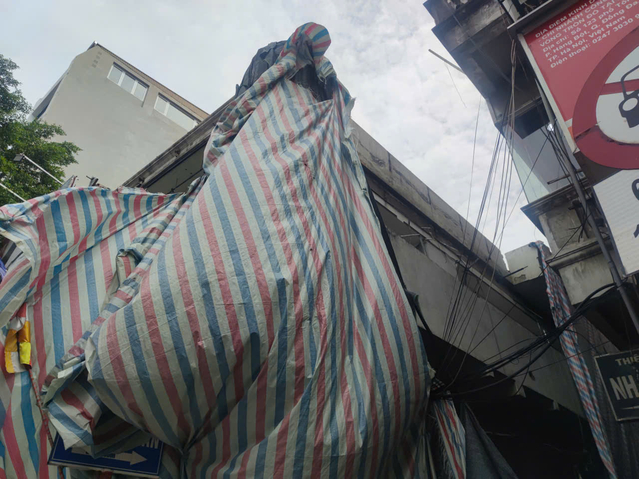 Điều tra vụ tấm bê tông rơi trúng người đi đường ở Hà Nội, 1 người tử vong- Ảnh 3. Điều tra vụ tấm bê tông rơi trúng người đi đường ở Hà Nội, 1 người tử vong- Ảnh 3.