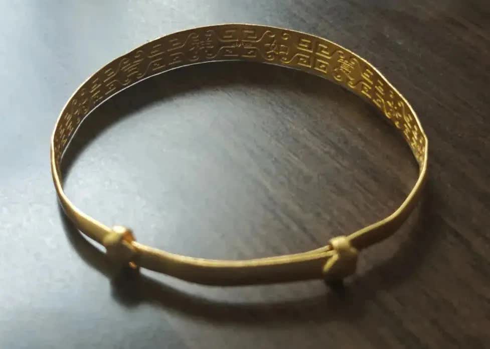 Rửa vòng vàng cho sạch, cân lên "bỗng" nhẹ đi 5,33g: Lộ tẩy chiêu thức tinh vi cướp vàng trắng trợn ngay trước mặt nạn nhân- Ảnh 1.
