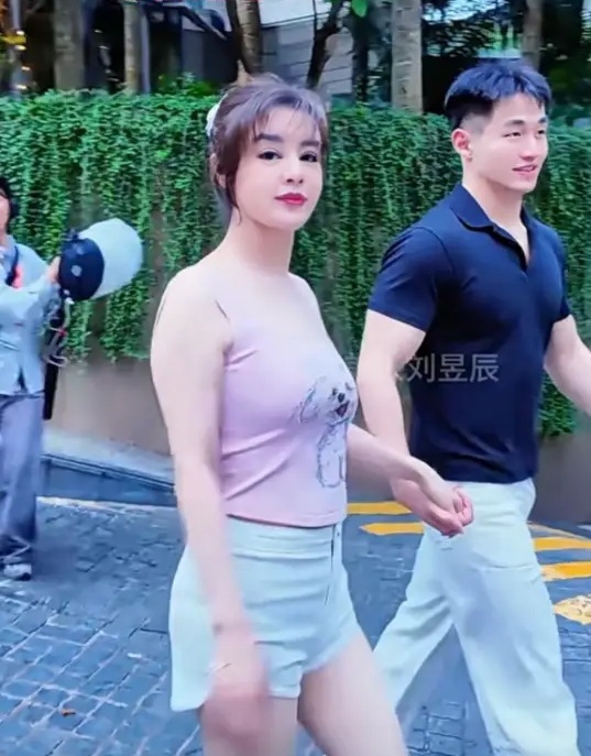 Nữ tỷ phú 55 tuổi gây xôn xao khi công khai yêu trai trẻ kém 30 tuổi- Ảnh 1.