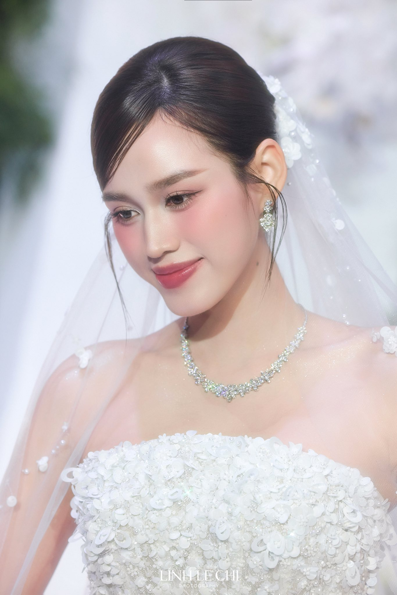 Sự tinh tế của HH Đỗ Hà khi thành cô dâu hào môn: Diện toàn thiết kế Việt, chiếc khoăn voan dài 4m ẩn chứa một điều- Ảnh 2.