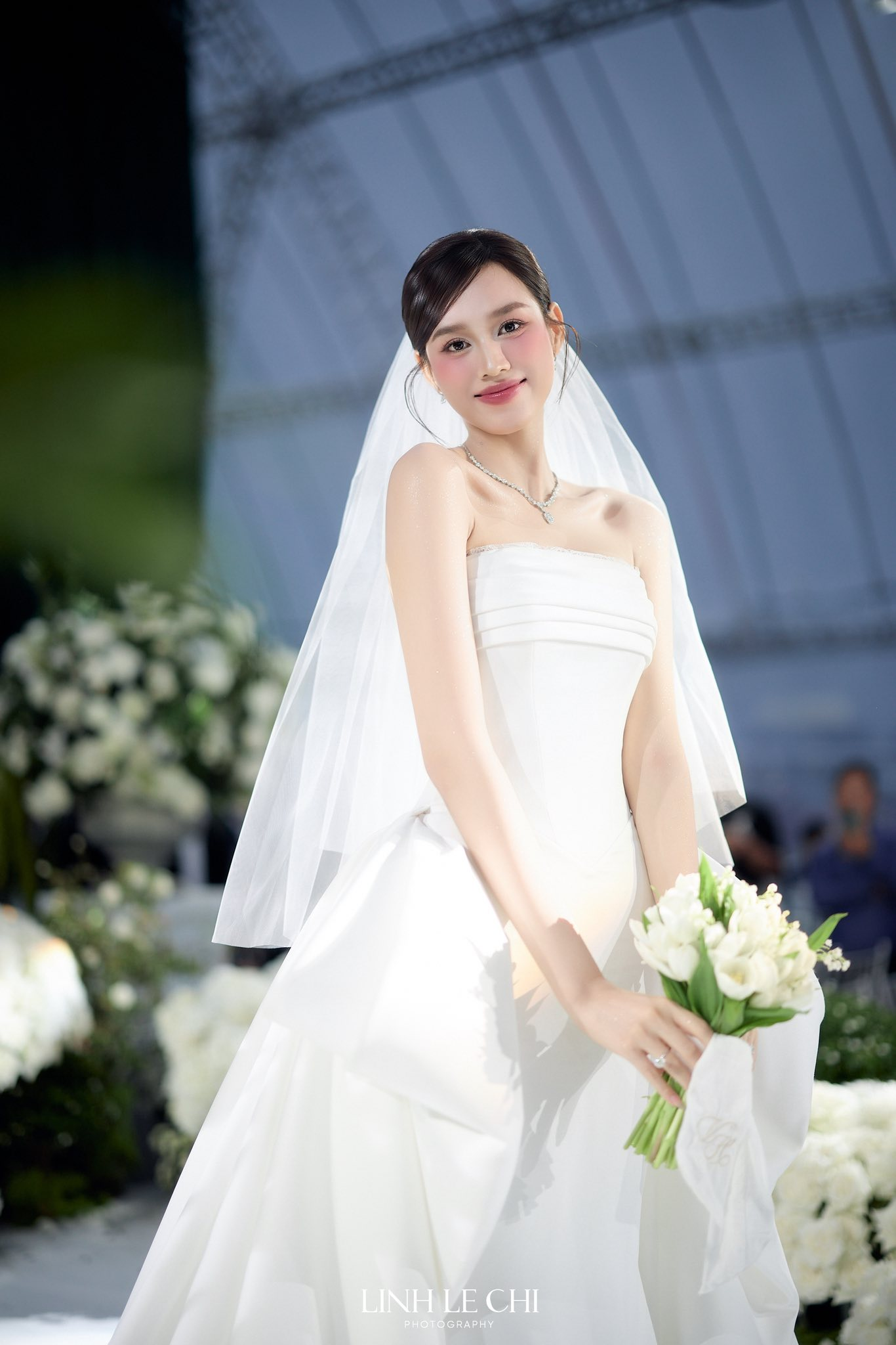 Sự tinh tế của HH Đỗ Hà khi thành cô dâu hào môn: Diện toàn thiết kế Việt, chiếc khoăn voan dài 4m ẩn chứa một điều- Ảnh 13.