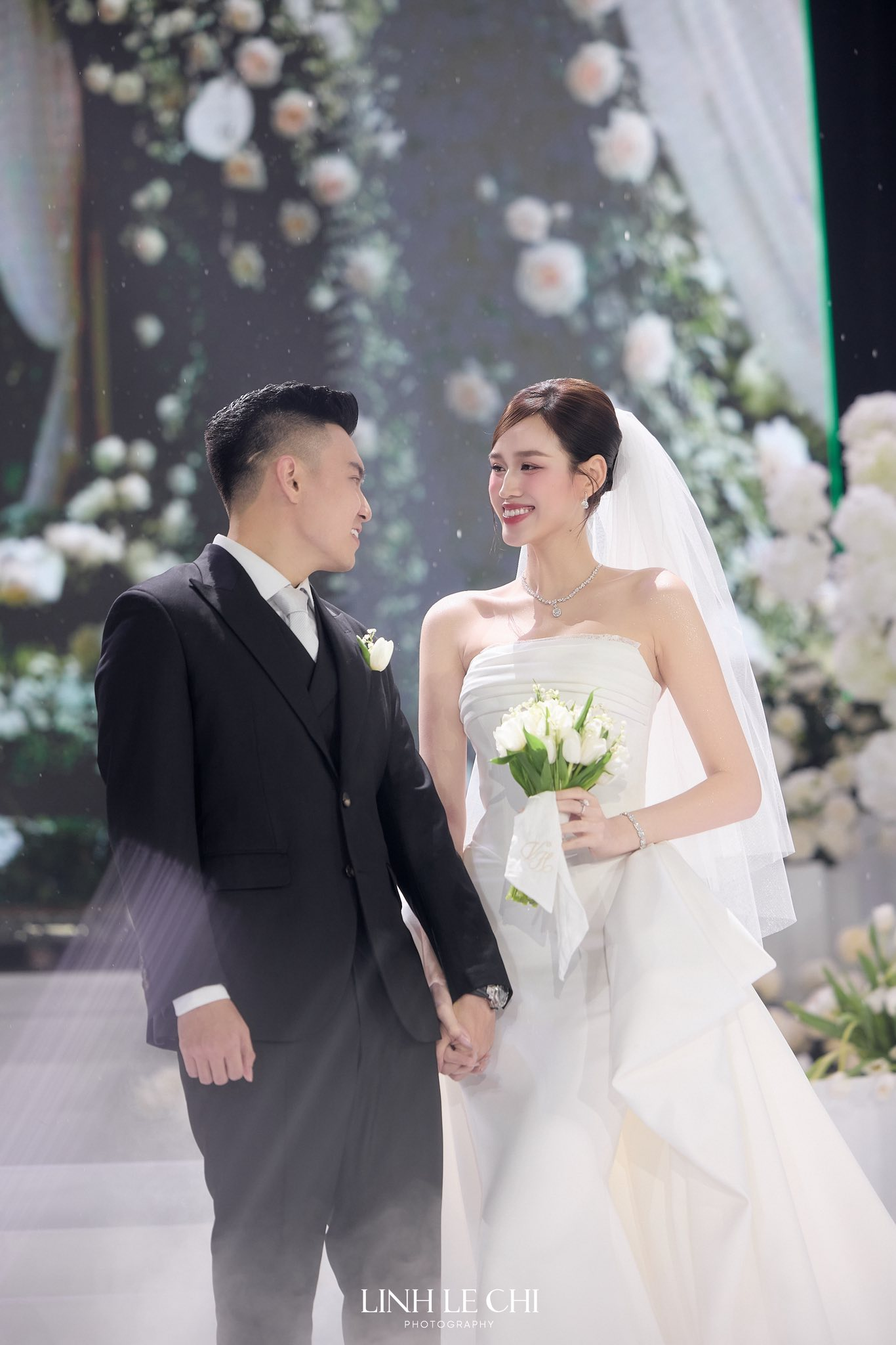 Sự tinh tế của HH Đỗ Hà khi thành cô dâu hào môn: Diện toàn thiết kế Việt, chiếc khoăn voan dài 4m ẩn chứa một điều- Ảnh 16.