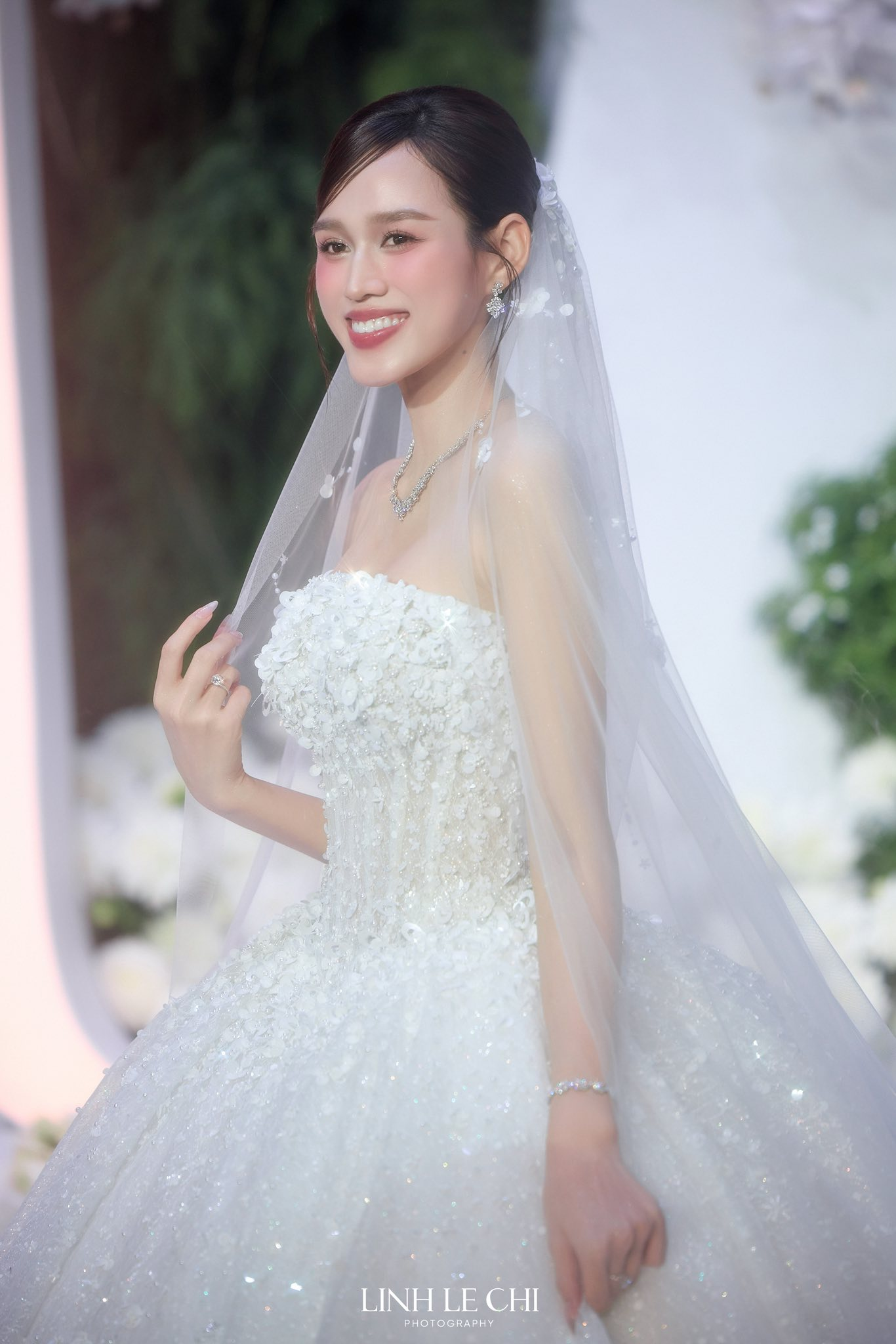 Sự tinh tế của HH Đỗ Hà khi thành cô dâu hào môn: Diện toàn thiết kế Việt, chiếc khoăn voan dài 4m ẩn chứa một điều- Ảnh 3.