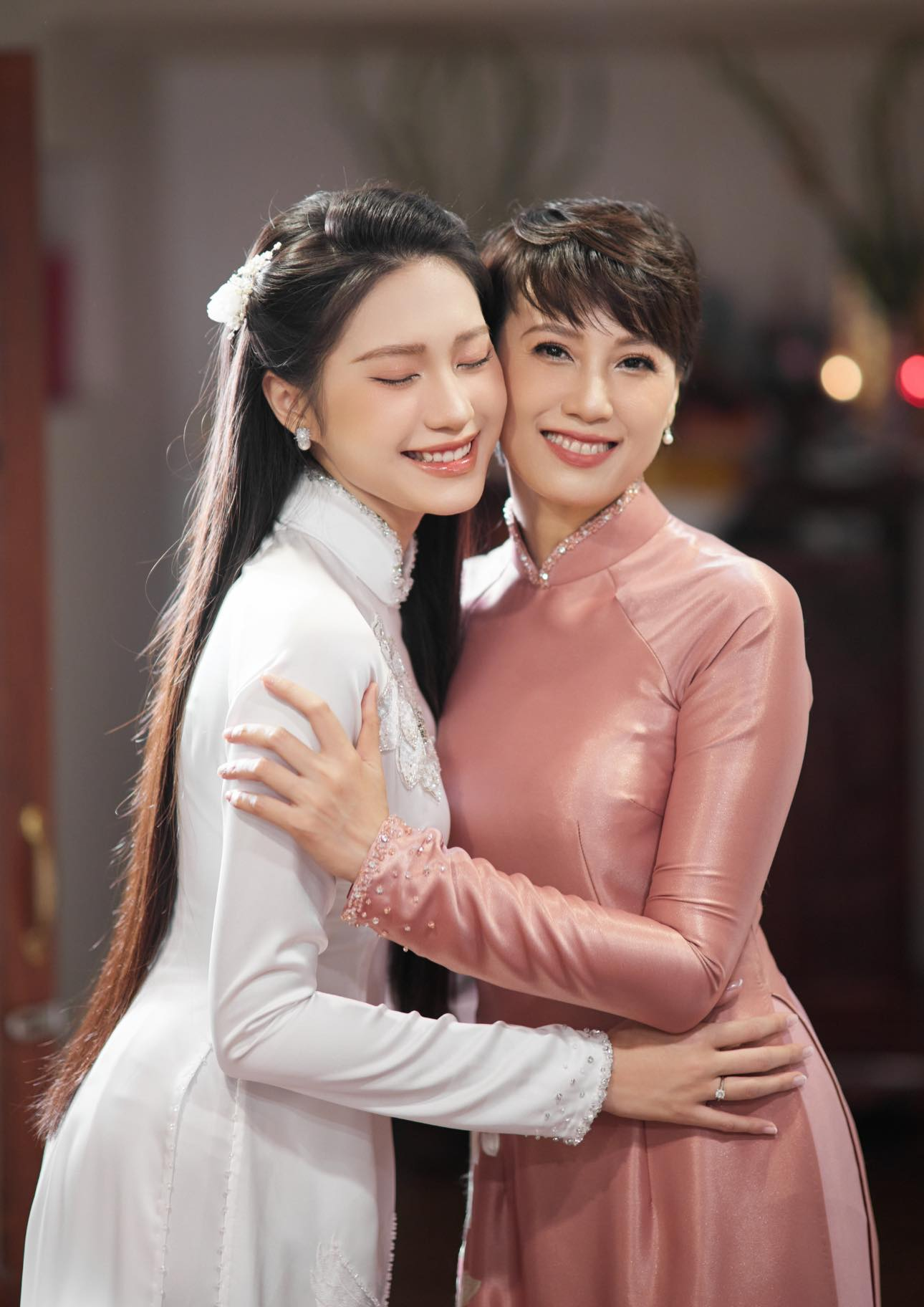 "Chị mẹ" của Doãn Hải My - bà ngoại sành điệu, gợi cảm tuổi U50, thể hiện 1 điều cực tinh tế khi chụp hình cùng con gái- Ảnh 1.