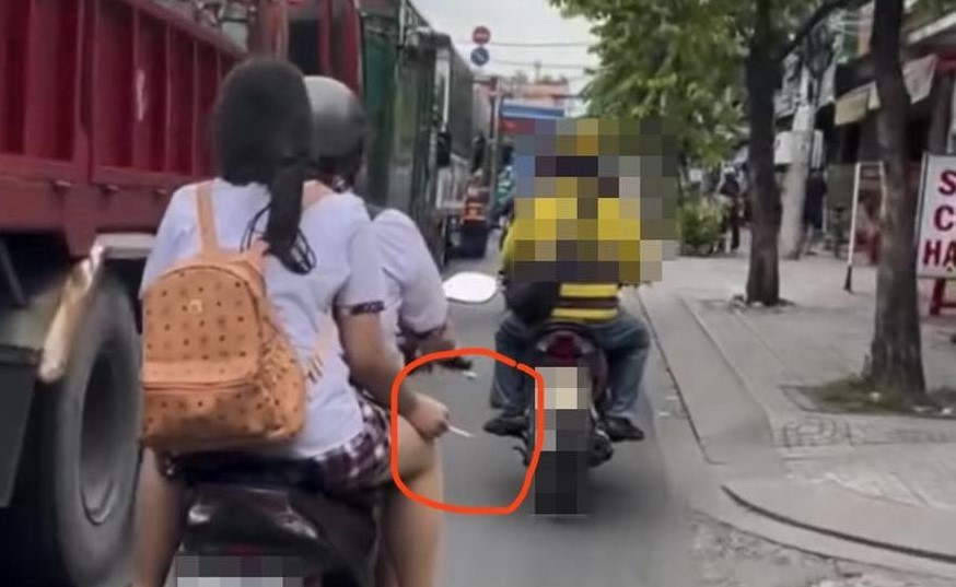 CSGT TPHCM xác minh clip nữ sinh đầu trần, phì phèo thuốc lá trên xe máy- Ảnh 1.