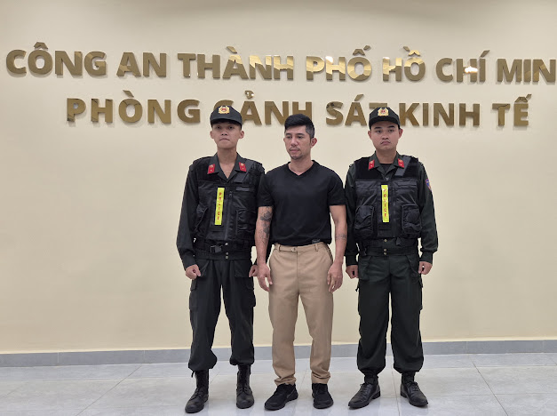 Nóng: Bắt ca sĩ Lương Bằng Quang- Ảnh 1.