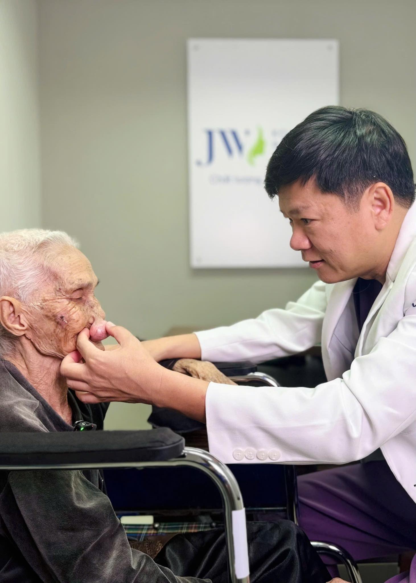 Phẫu thuật cho cụ bà gần 100 tuổi sau 30 năm sống chung với khối u trên mặt- Ảnh 2.
