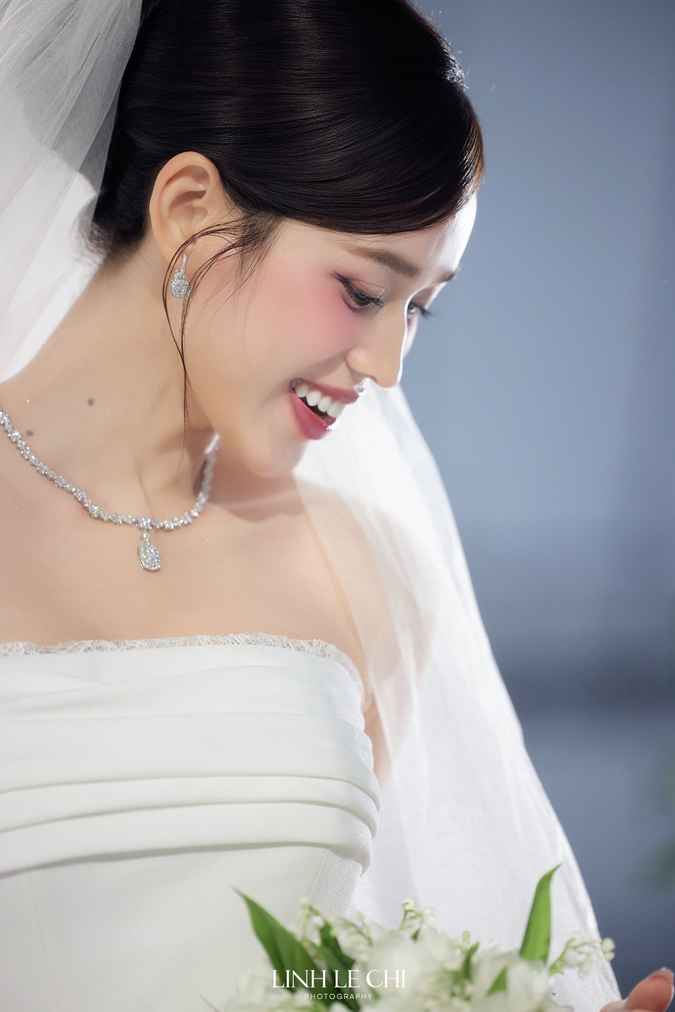 Sự tinh tế của HH Đỗ Hà khi thành cô dâu hào môn: Diện toàn thiết kế Việt, chiếc khoăn voan dài 4m ẩn chứa một điều- Ảnh 18.