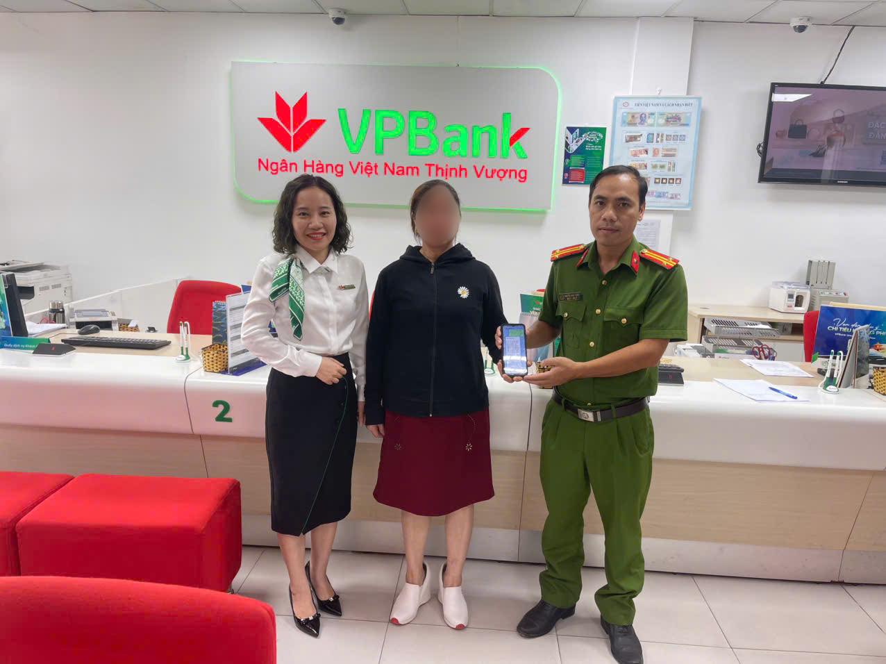 Cận cảnh tin nhắn của 1 ca lừa đảo cực tinh vi nhắm vào người phụ nữ sinh năm 1964 ở Phú Thọ- Ảnh 1.