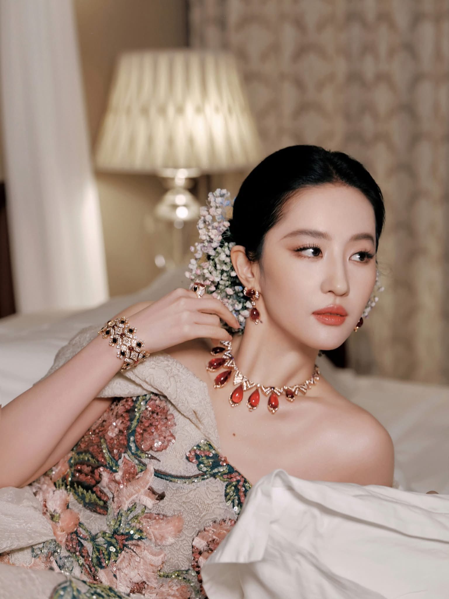 Hot nhất Weibo hiện tại: Nhan sắc của Lưu Diệc Phi khiến 110 triệu người phải… xem lại lịch- Ảnh 4.