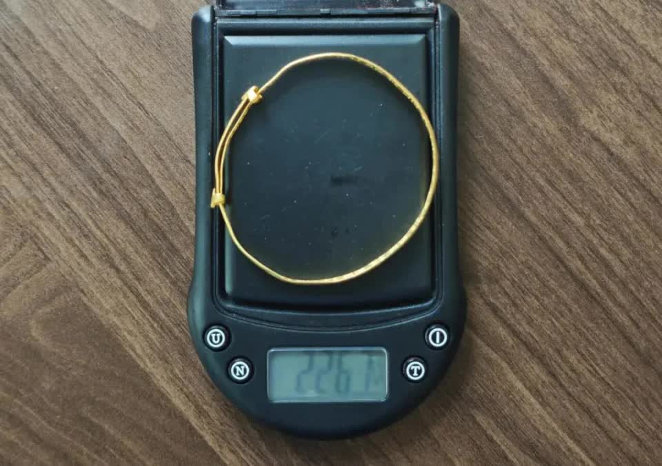 Rửa vòng vàng cho sạch, cân lên "bỗng" nhẹ đi 5,33g: Lộ tẩy chiêu thức tinh vi cướp vàng trắng trợn ngay trước mặt nạn nhân- Ảnh 3.