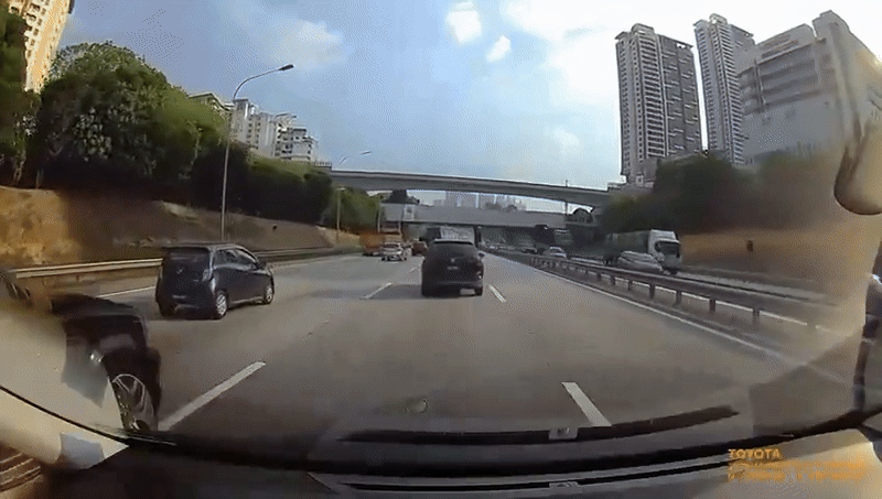 Chiếc Range Rover phóng với tốc độ 