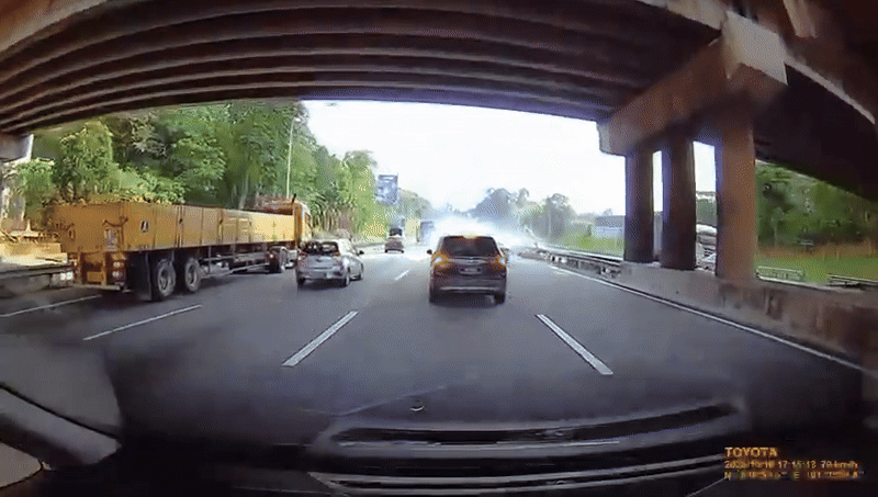 Chiếc Range Rover phóng với tốc độ 