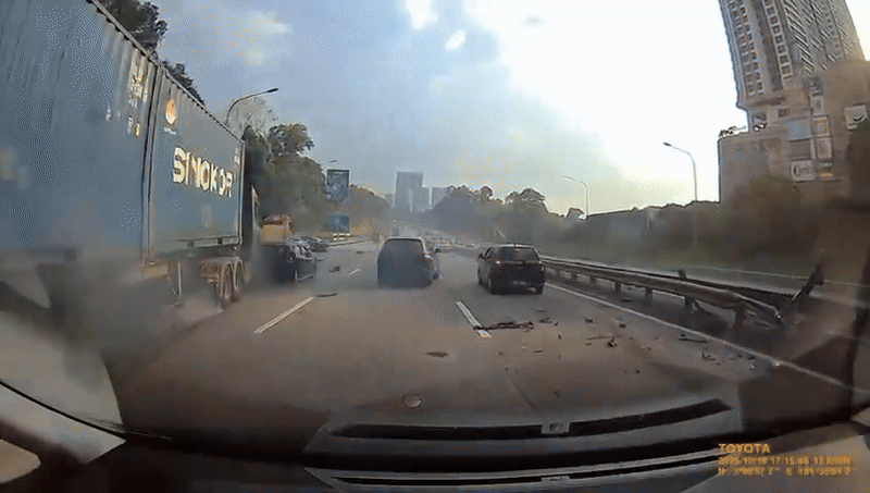 Chiếc Range Rover phóng với tốc độ 