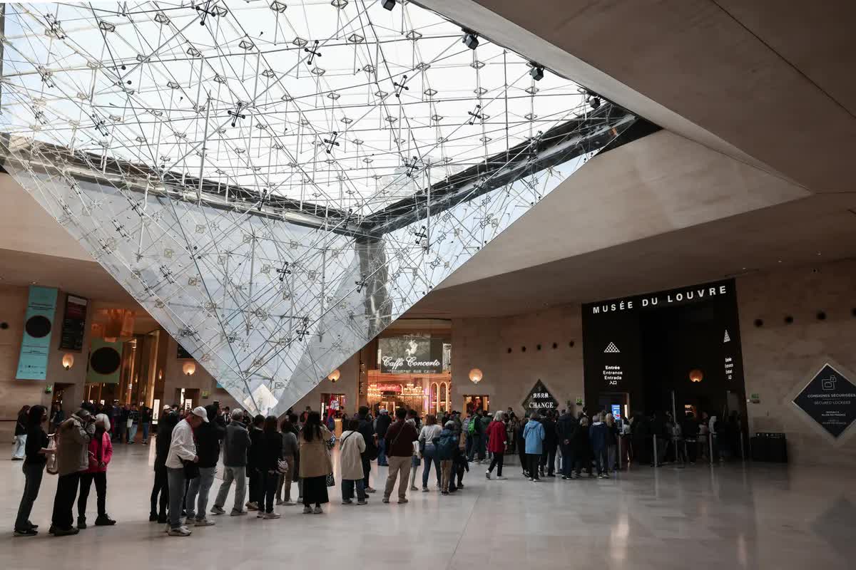 Bảo tàng Louvre mở cửa trở lại sau vụ trộm gây chấn động- Ảnh 2.