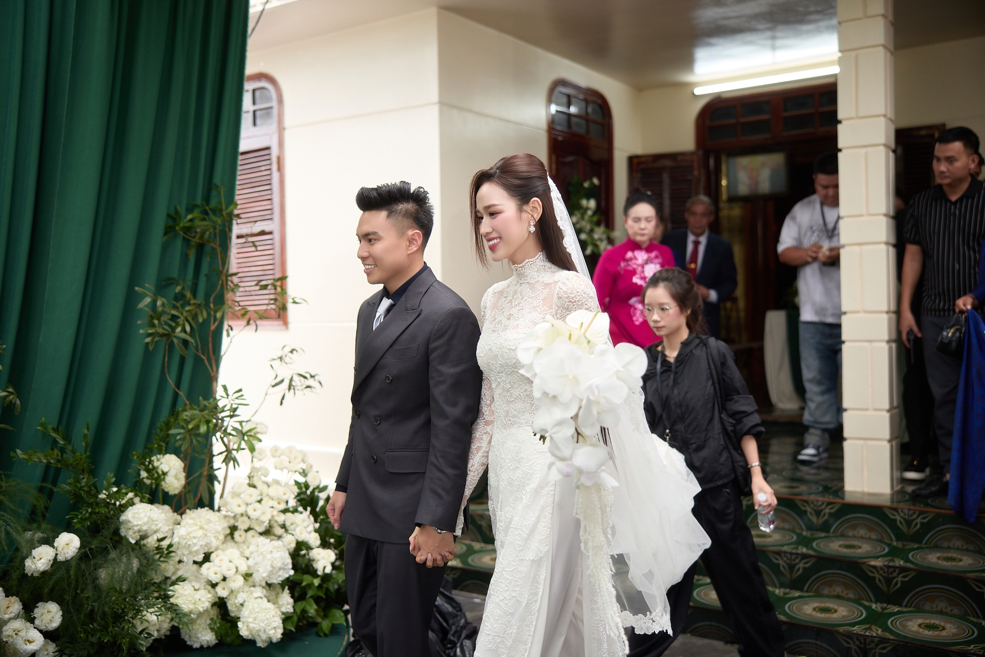 Sự tinh tế của HH Đỗ Hà khi thành cô dâu hào môn: Diện toàn thiết kế Việt, chiếc khoăn voan dài 4m ẩn chứa một điều- Ảnh 25.