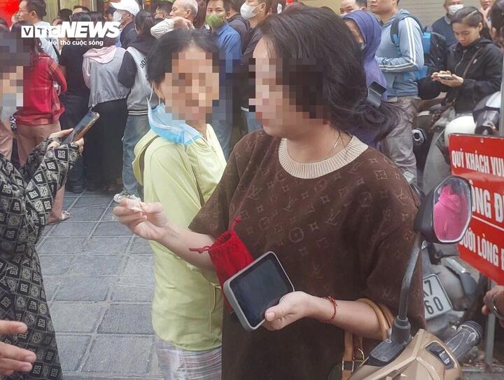 Lo giá vàng giảm nữa, nhiều người tiếp tục mang đi bán- Ảnh 1.