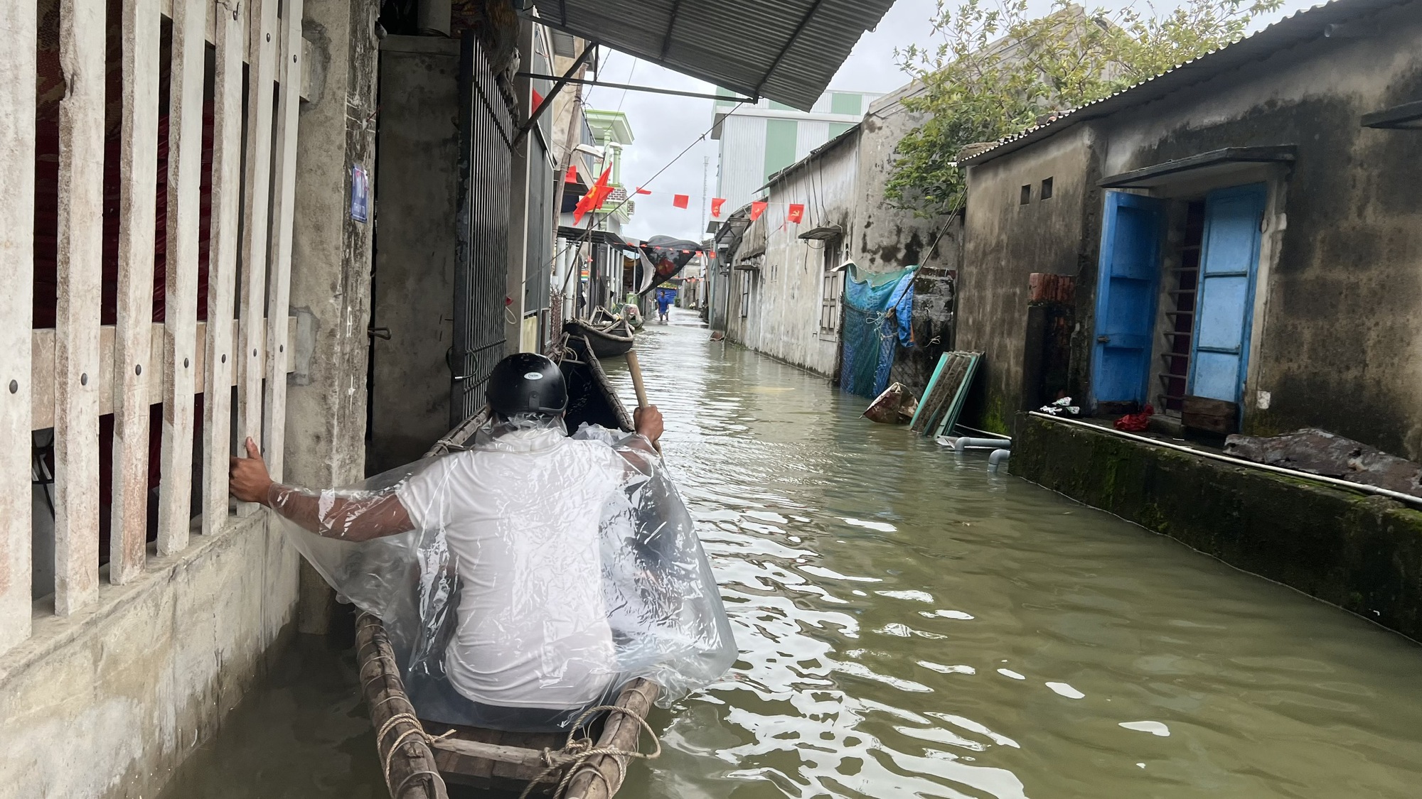 Bên trong ngôi làng bị triều cường "tấn công", nước lụt bủa vây nhiều ngày- Ảnh 15.