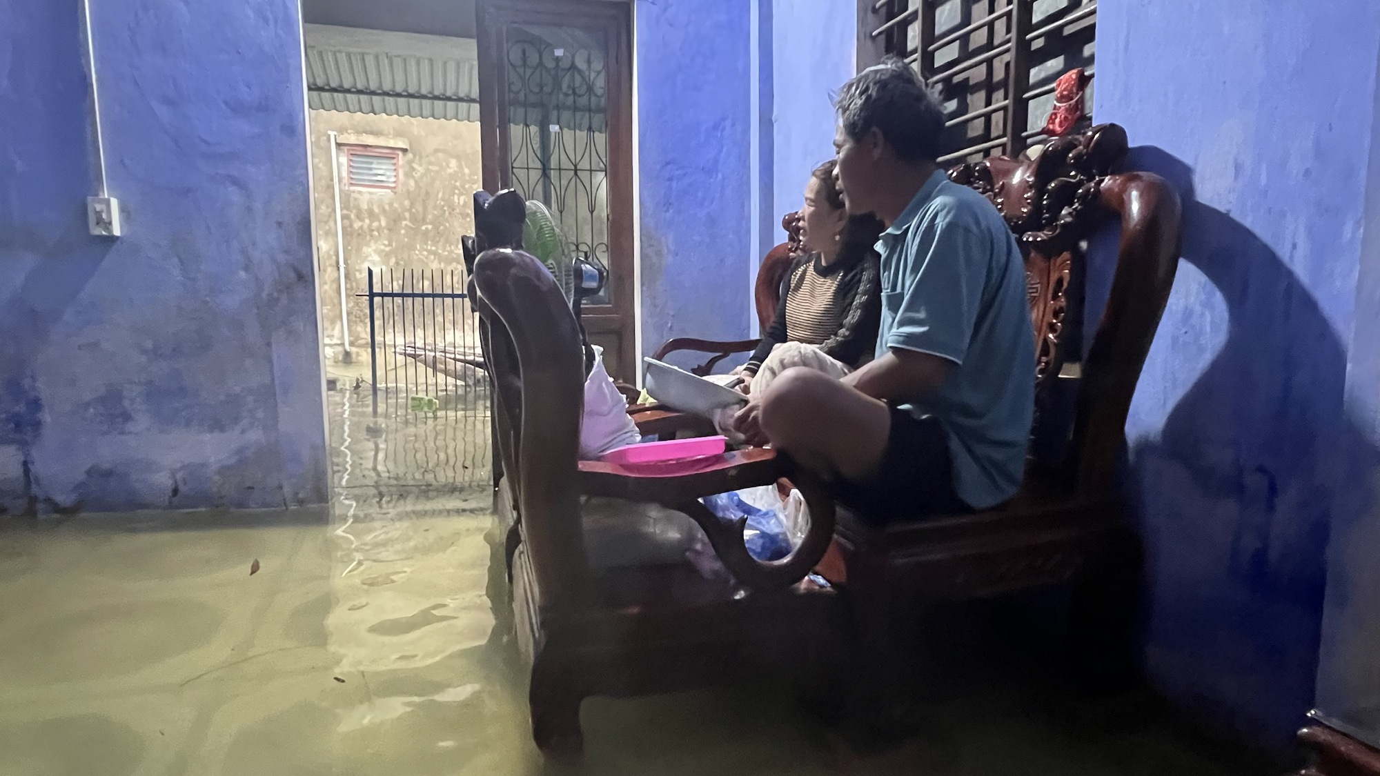 Bên trong ngôi làng bị triều cường "tấn công", nước lụt bủa vây nhiều ngày- Ảnh 3.