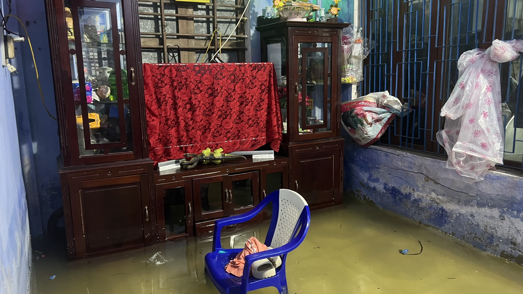 Bên trong ngôi làng bị triều cường "tấn công", nước lụt bủa vây nhiều ngày- Ảnh 5.