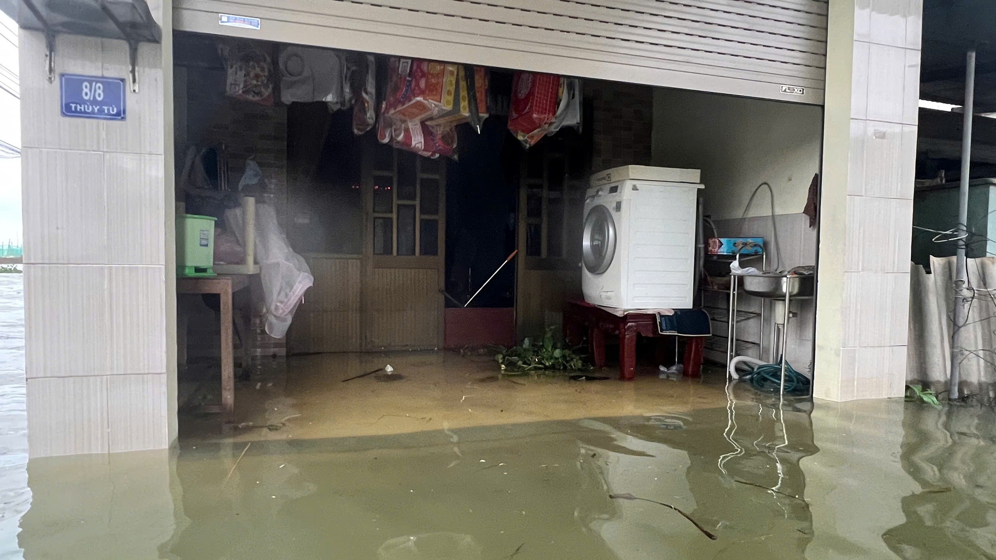 Bên trong ngôi làng bị triều cường "tấn công", nước lụt bủa vây nhiều ngày- Ảnh 7.