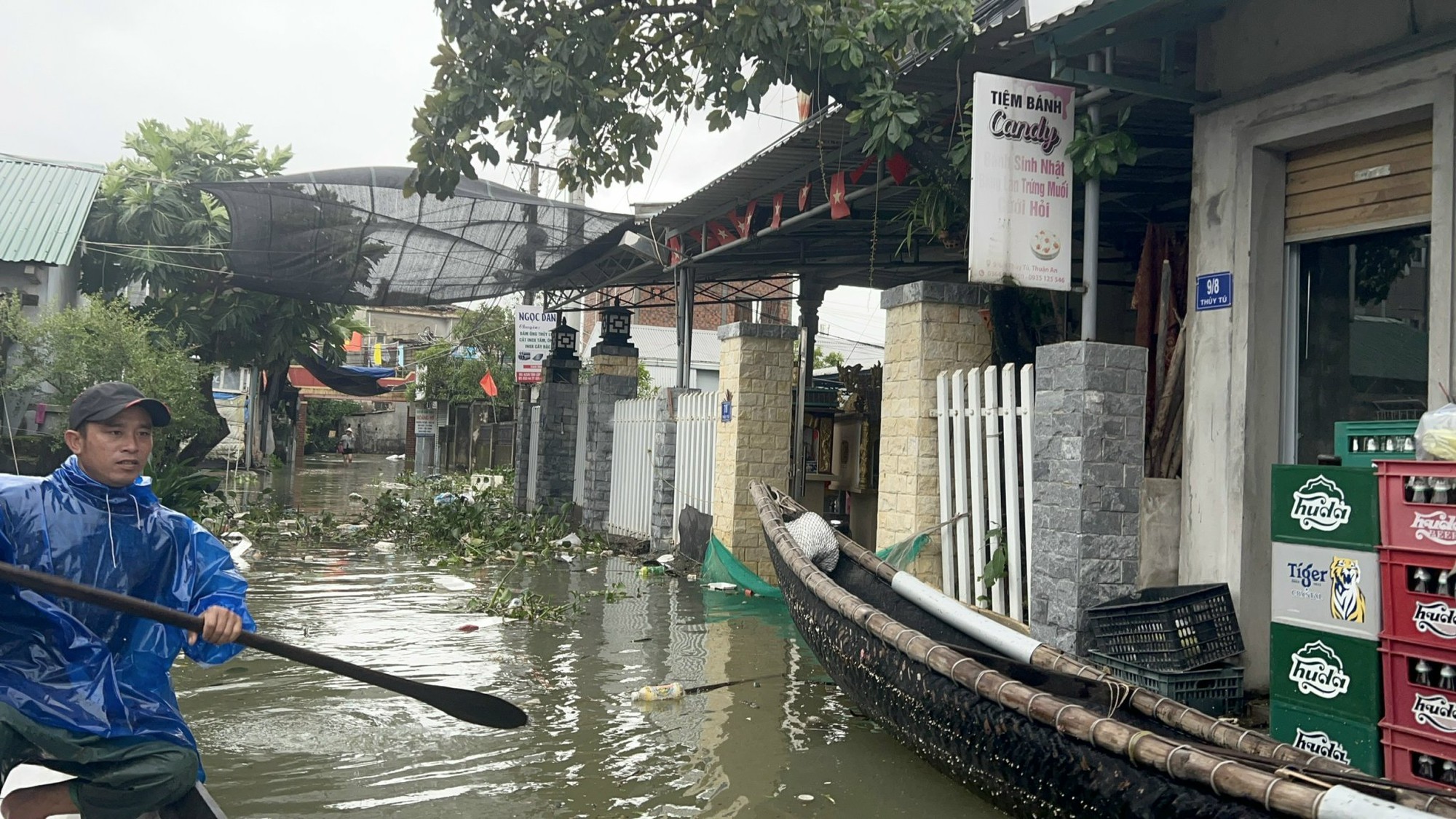 Bên trong ngôi làng bị triều cường "tấn công", nước lụt bủa vây nhiều ngày- Ảnh 12.