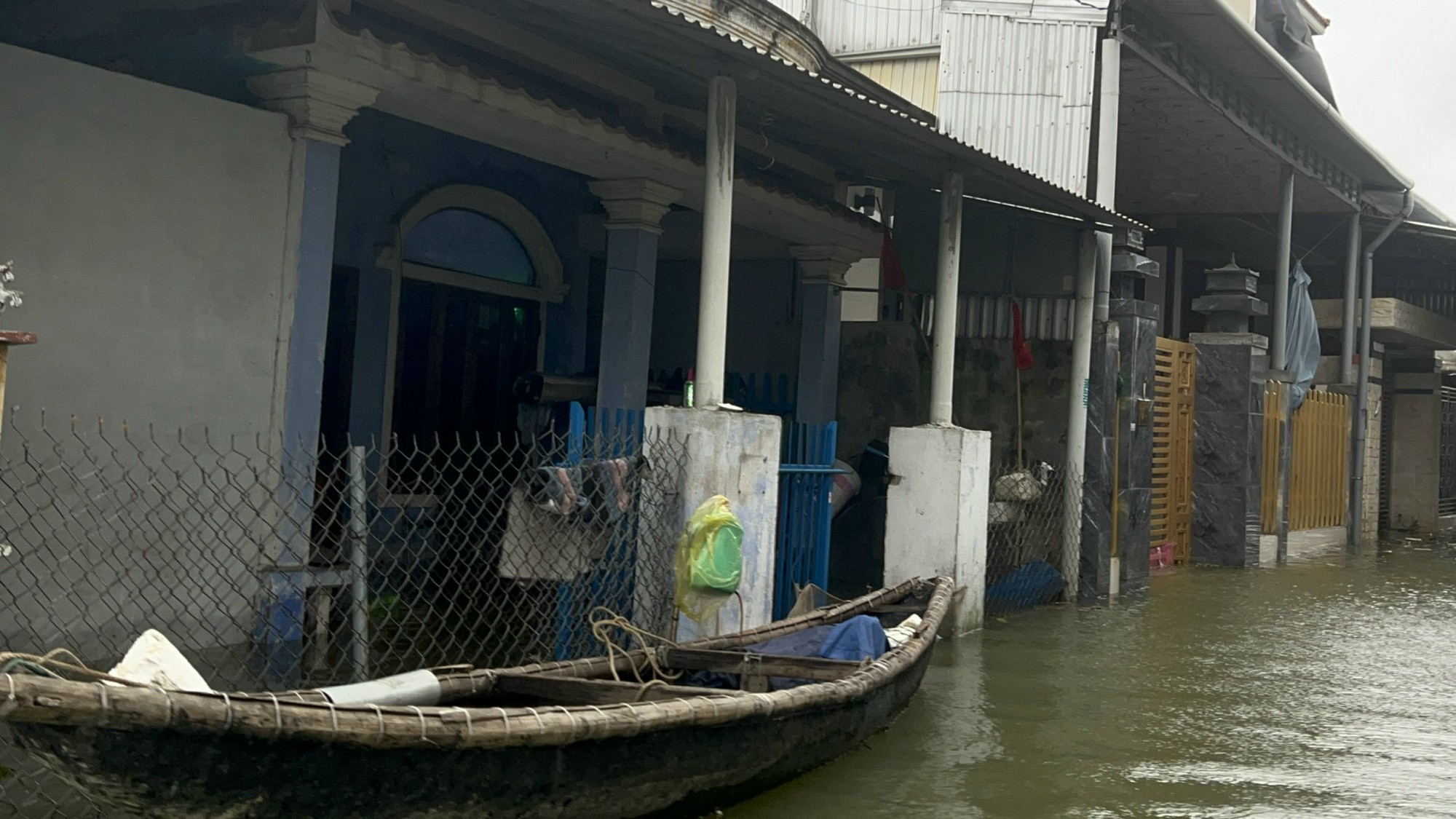 Bên trong ngôi làng bị triều cường "tấn công", nước lụt bủa vây nhiều ngày- Ảnh 11.