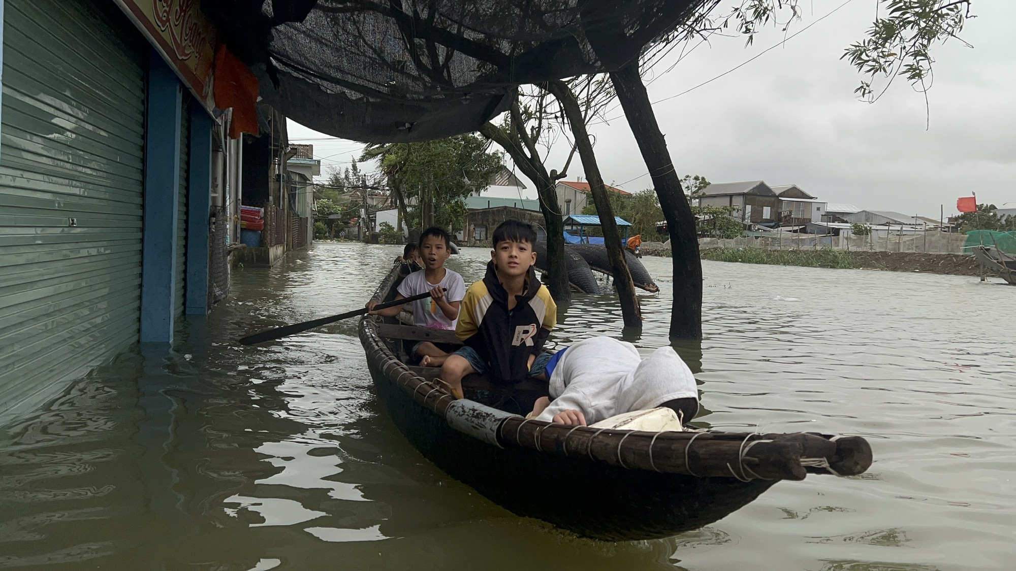 Bên trong ngôi làng bị triều cường "tấn công", nước lụt bủa vây nhiều ngày- Ảnh 13.