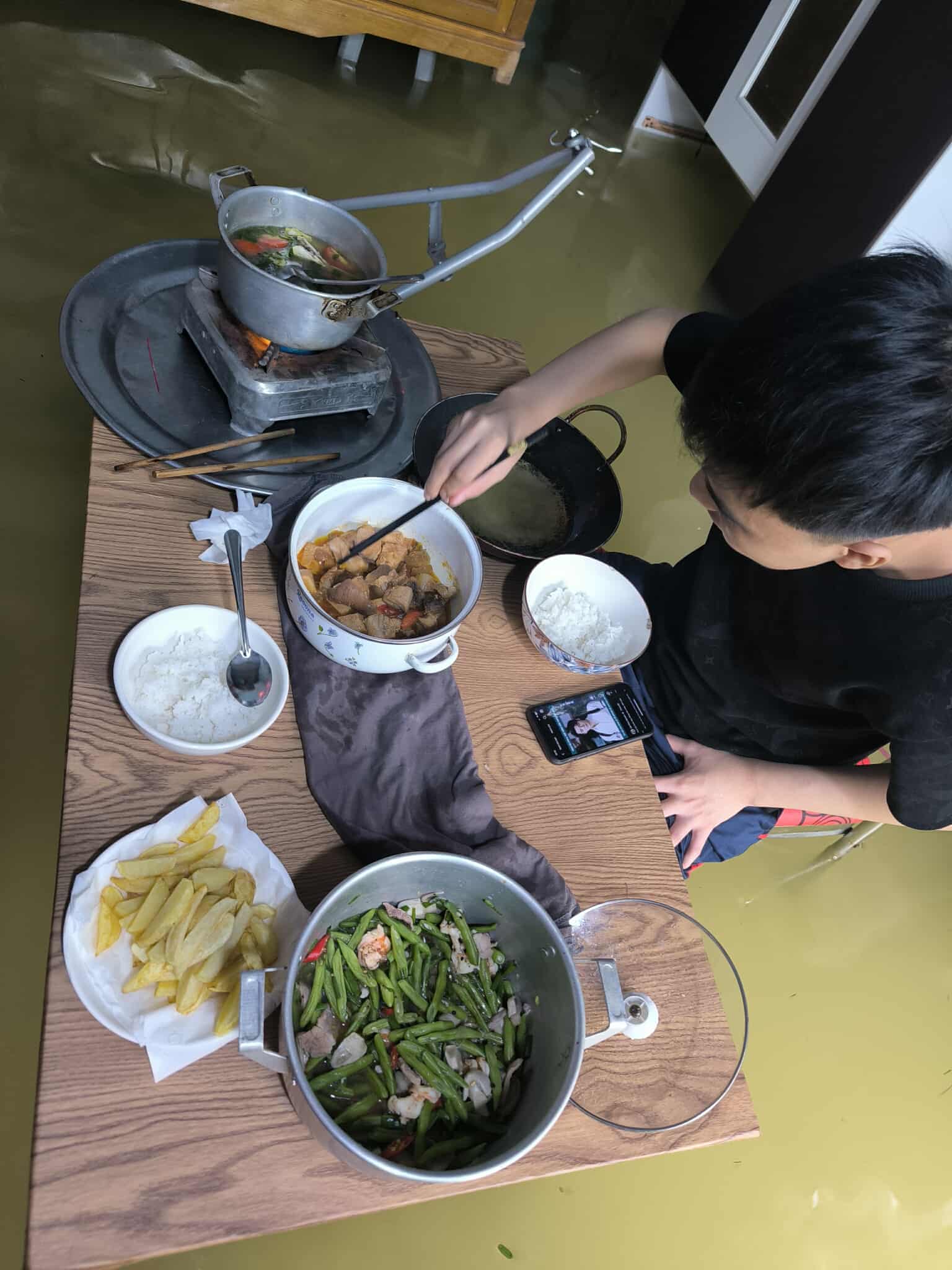 Bên trong ngôi làng bị triều cường "tấn công", nước lụt bủa vây nhiều ngày- Ảnh 2.