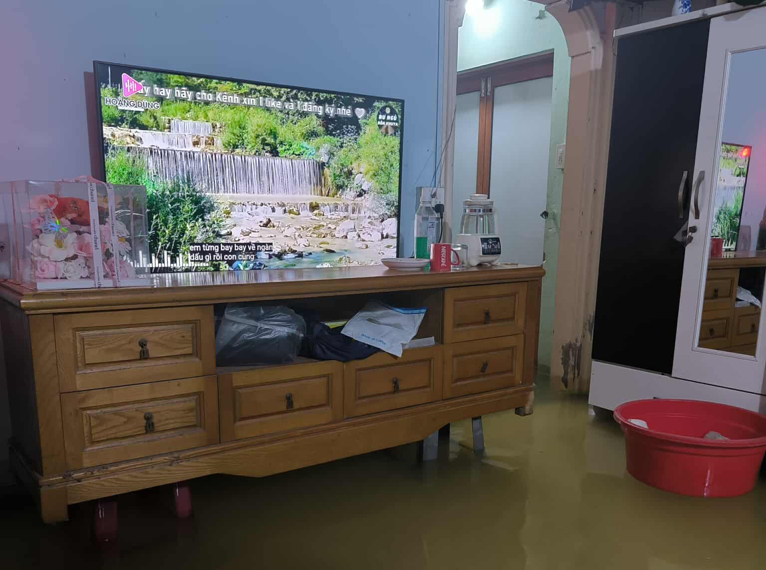 Bên trong ngôi làng bị triều cường "tấn công", nước lụt bủa vây nhiều ngày- Ảnh 6.