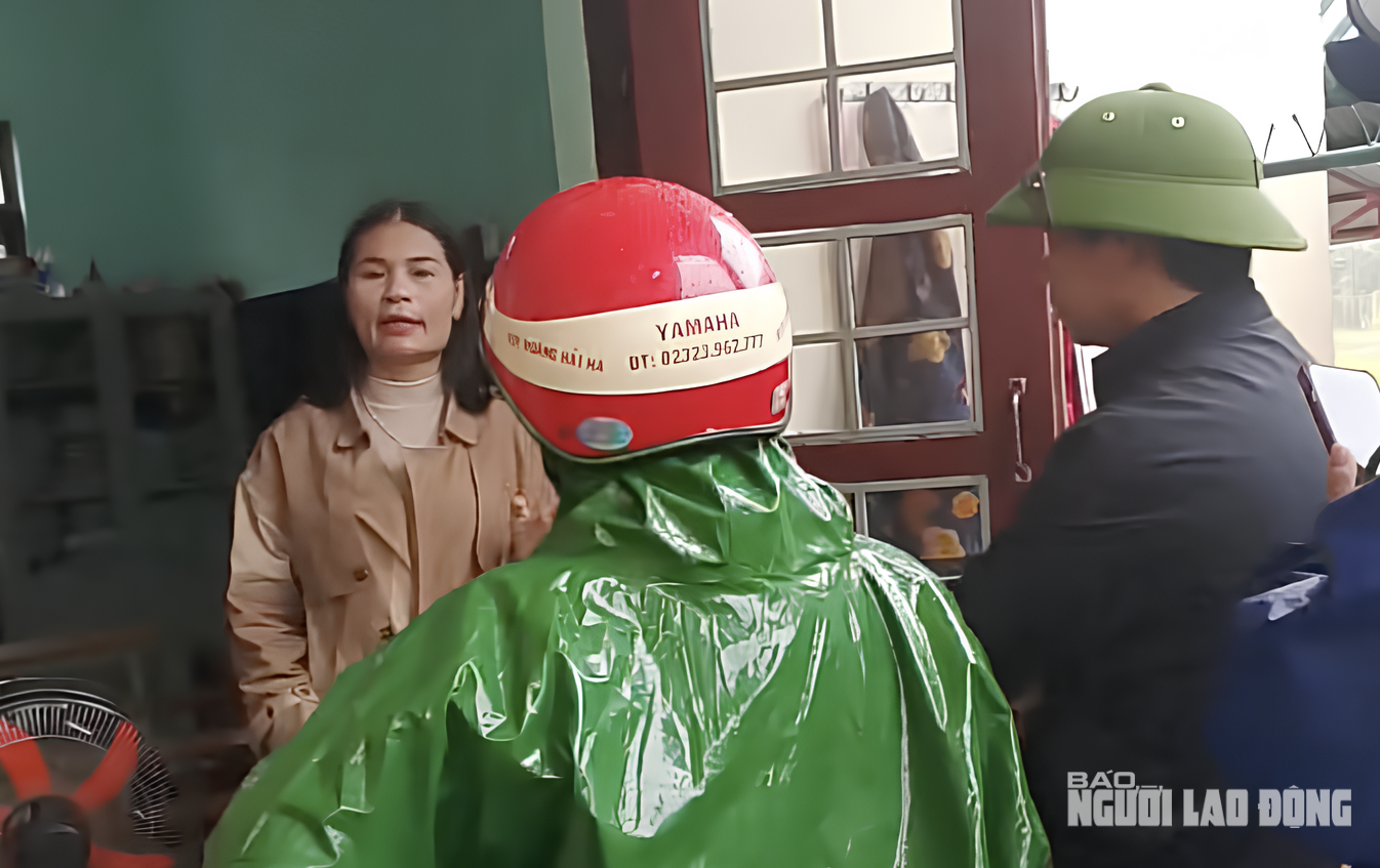 Phó hiệu trưởng bị đình chỉ bất ngờ trở lại trường, học sinh hô vang “Cô Huế về đi!”- Ảnh 2.