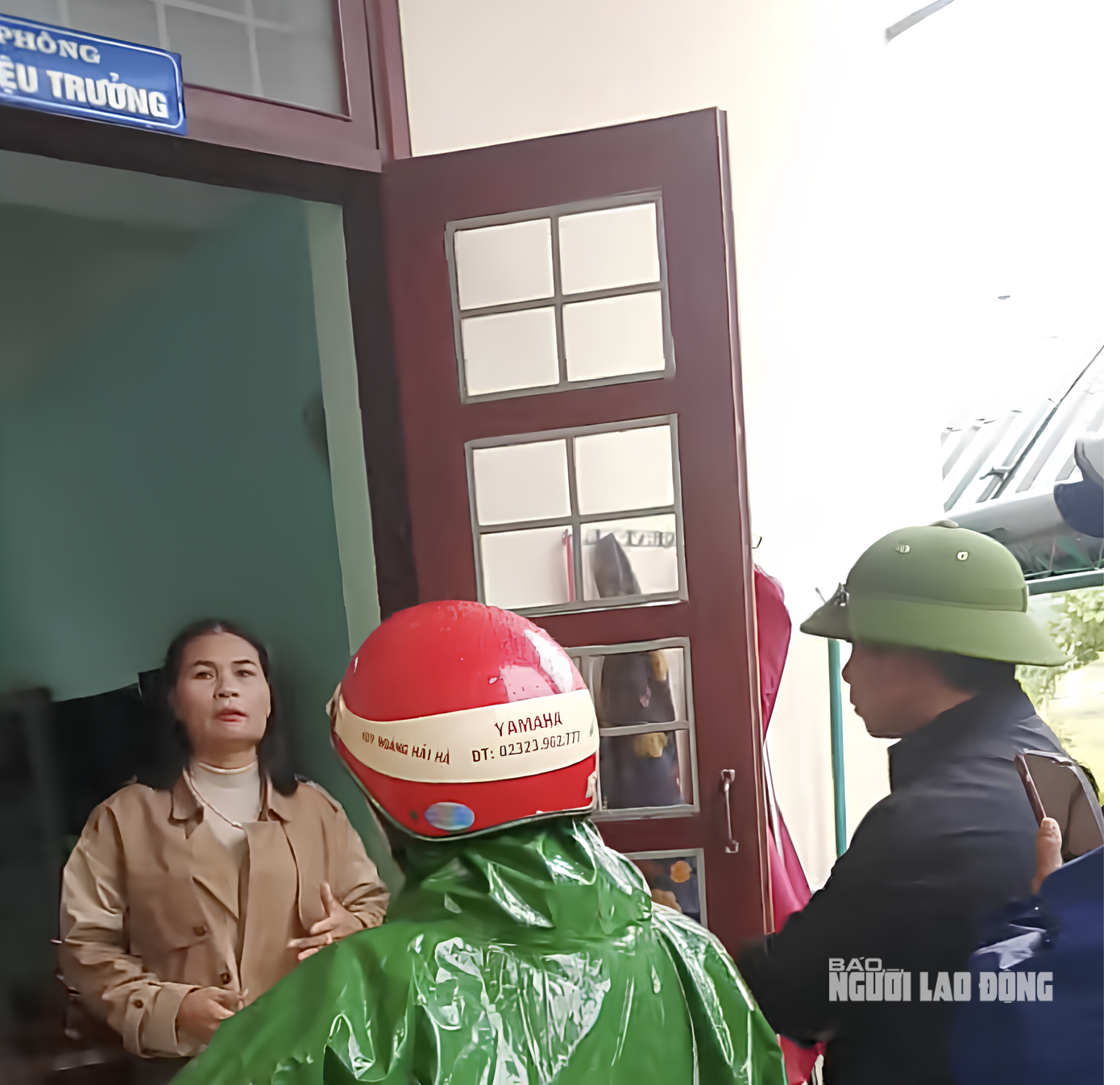 Phó hiệu trưởng bị đình chỉ bất ngờ trở lại trường, học sinh hô vang “Cô Huế về đi!”- Ảnh 1.