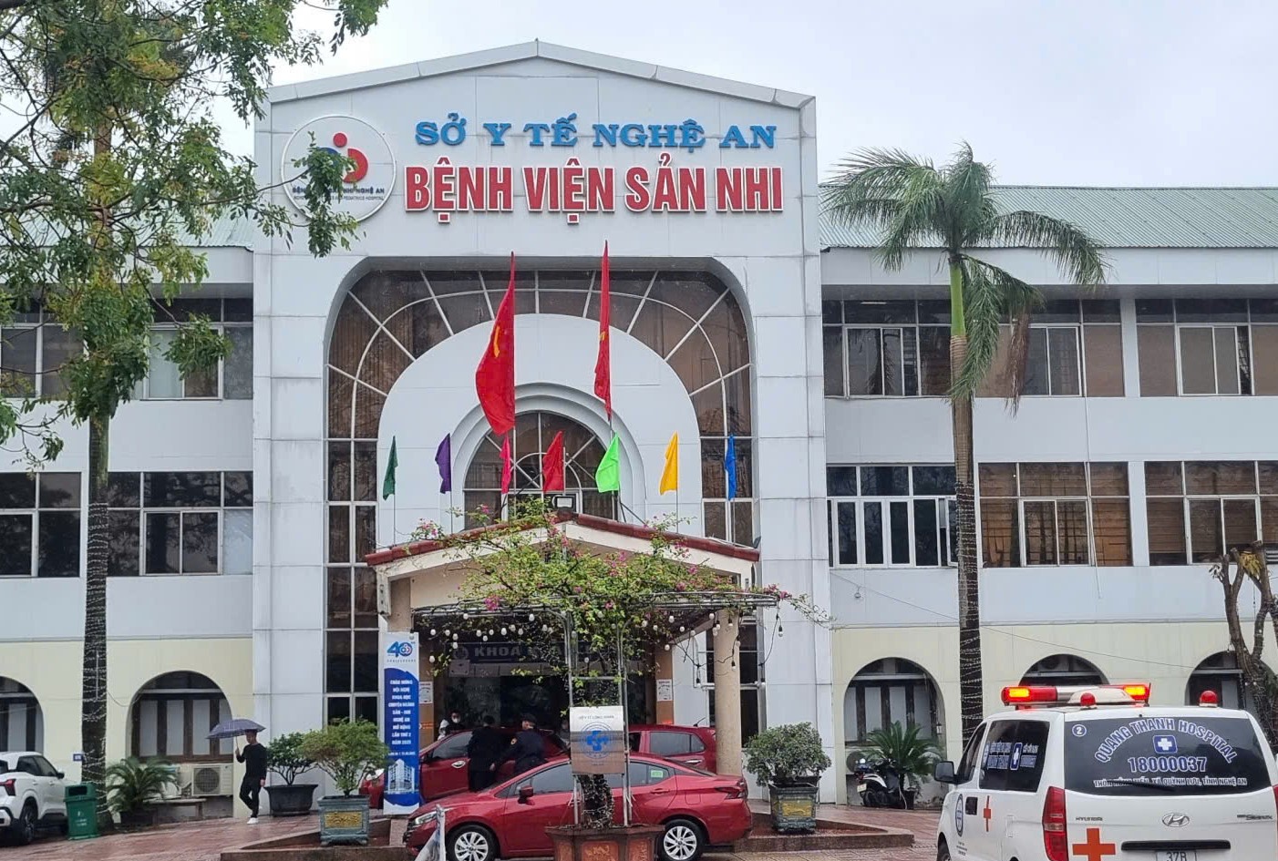 Vụ cầm dao đâm 7 người trong bệnh viện: Nữ điều dưỡng bị đâm nhiều nhát, nguy hiểm tính mạng- Ảnh 3.