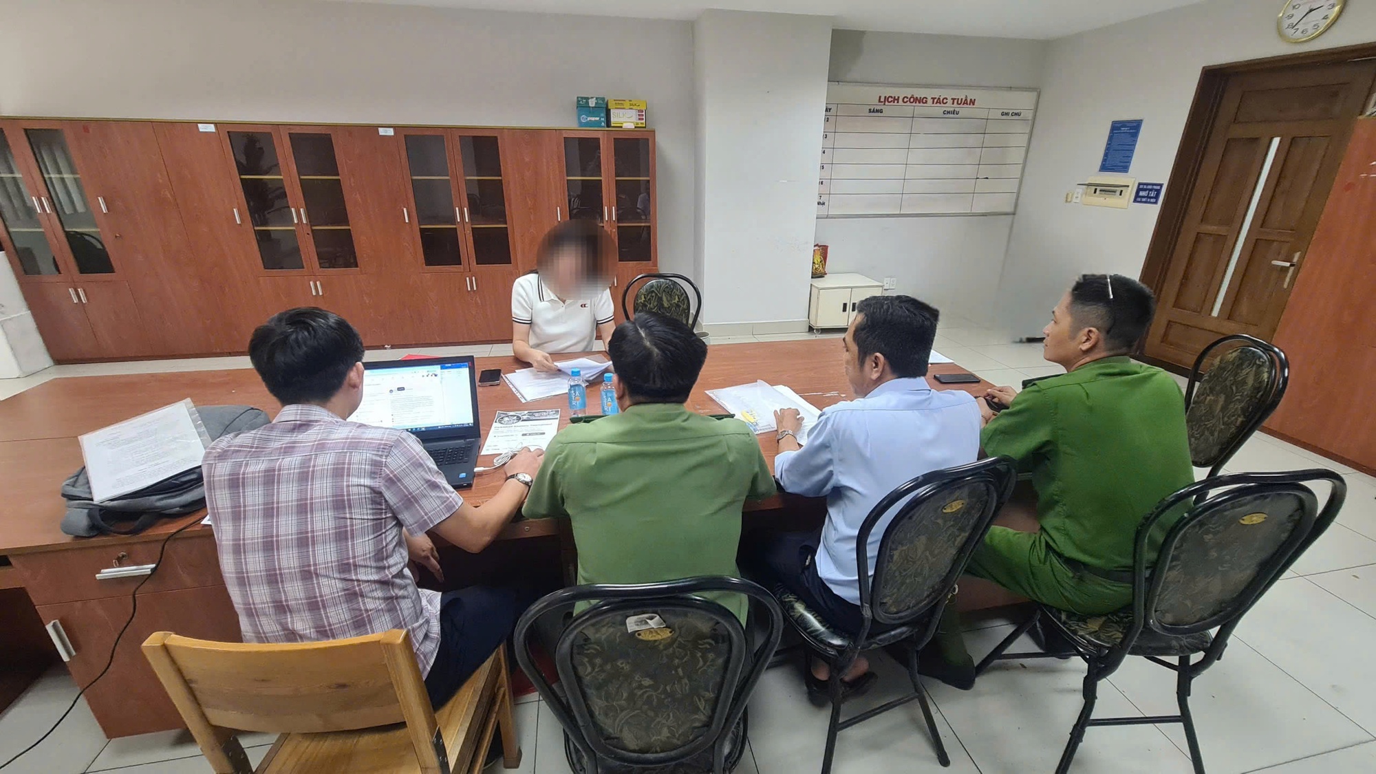 Sáu người mẫu mặc váy in logo lạ, công ty ở TP HCM bị phạt- Ảnh 1.