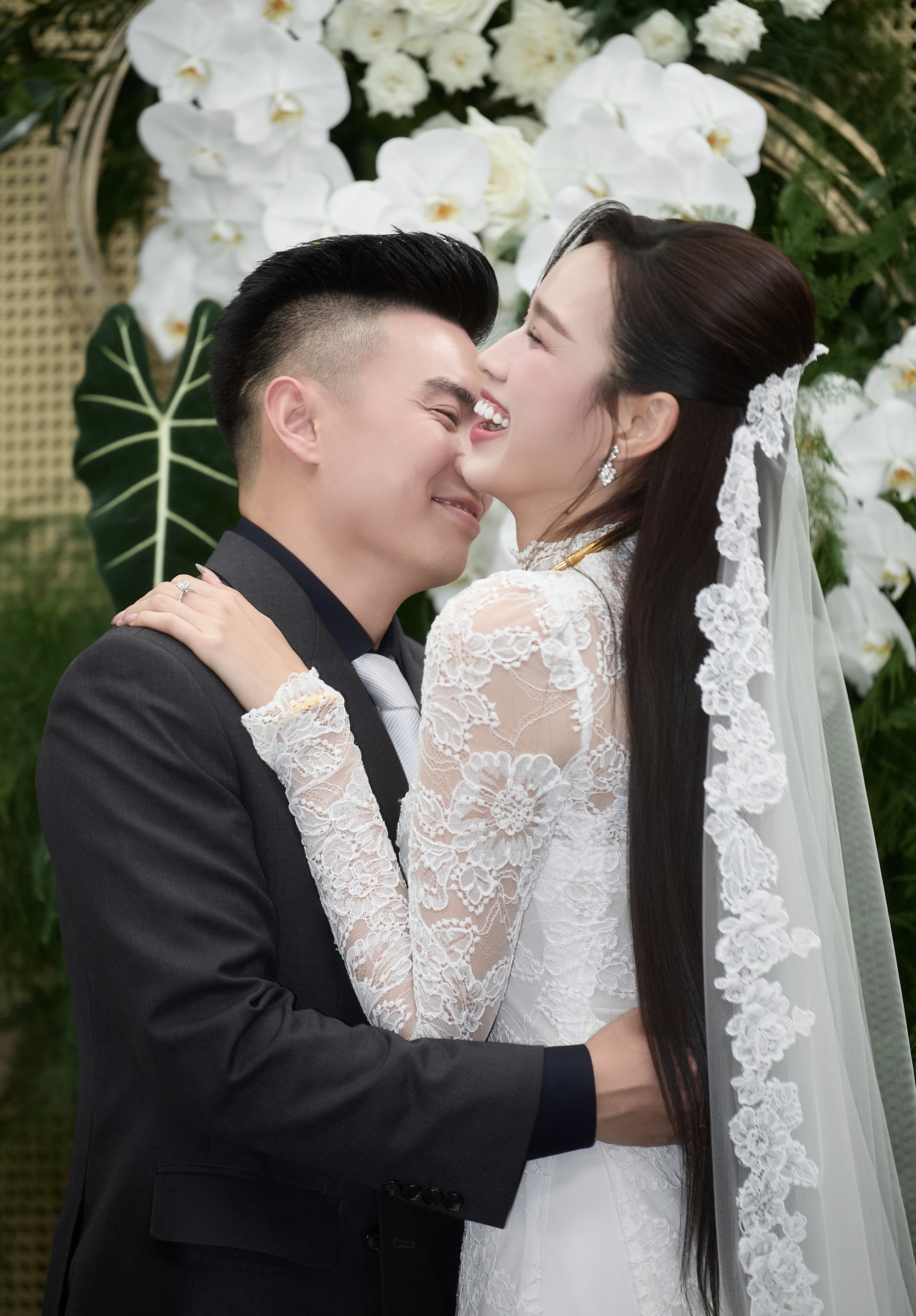 Sự tinh tế của HH Đỗ Hà khi thành cô dâu hào môn: Diện toàn thiết kế Việt, chiếc khoăn voan dài 4m ẩn chứa một điều- Ảnh 23.