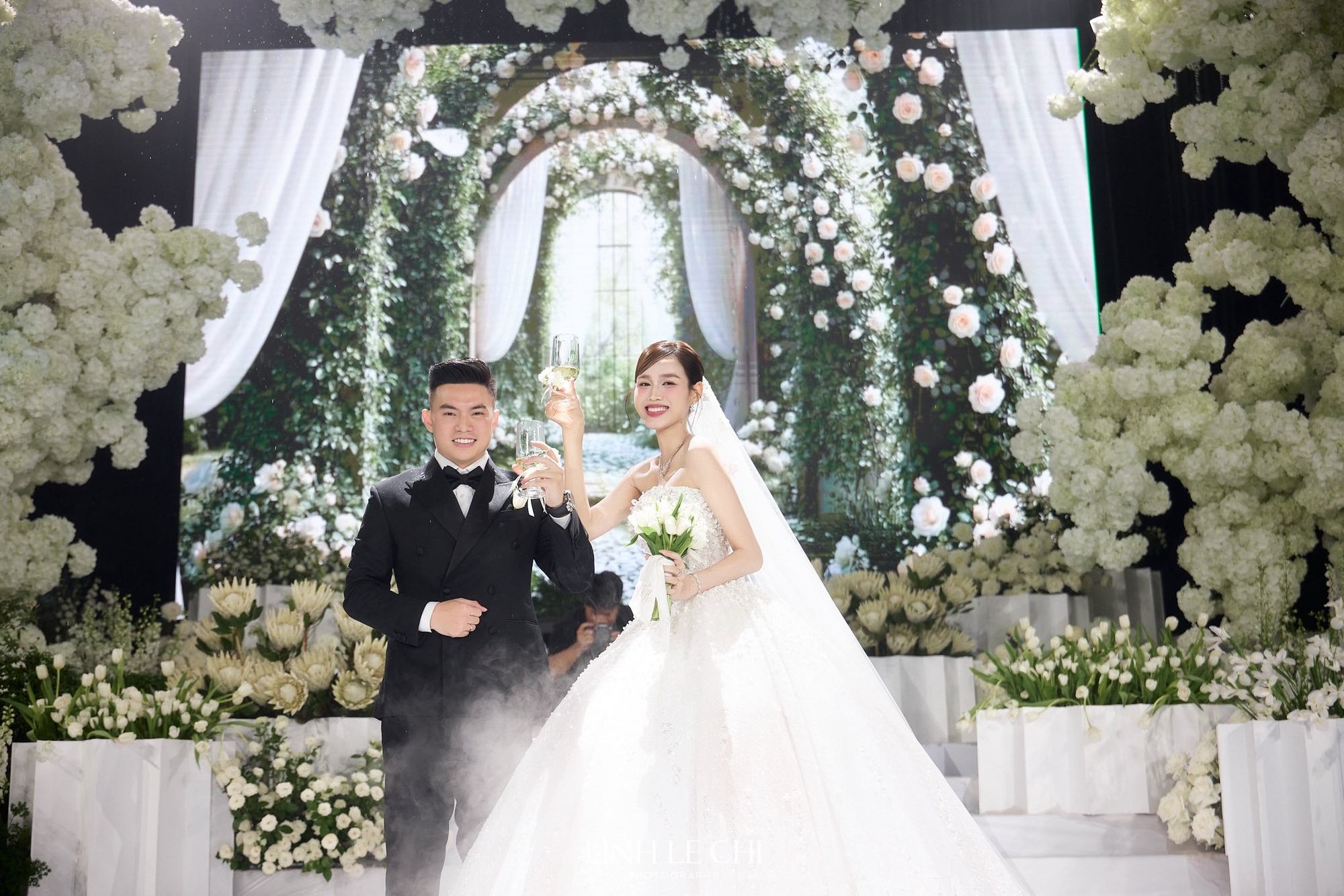 Sự tinh tế của HH Đỗ Hà khi thành cô dâu hào môn: Diện toàn thiết kế Việt, chiếc khoăn voan dài 4m ẩn chứa một điều- Ảnh 10.