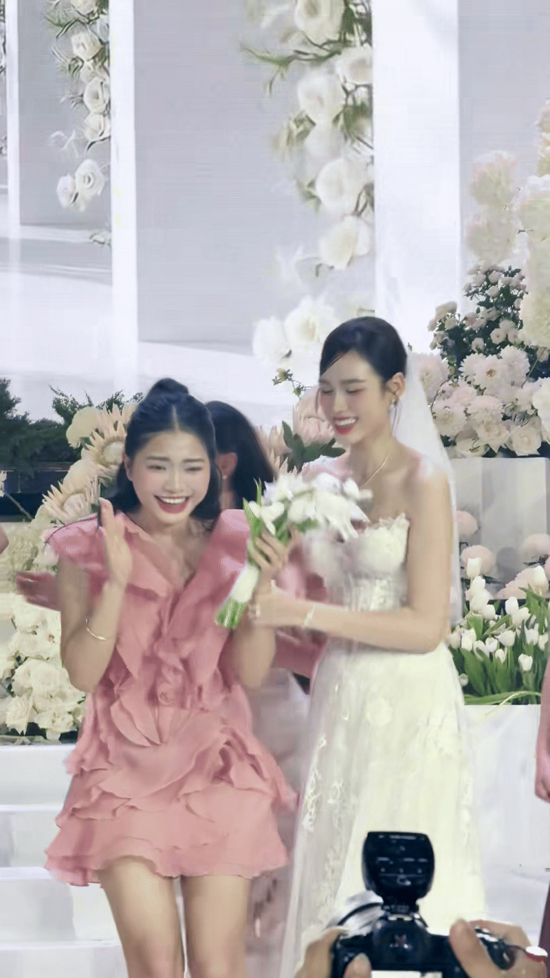 Bất ngờ thân thế cô gái bắt được hoa cưới của Đỗ Hà - Viết Vương- Ảnh 1.