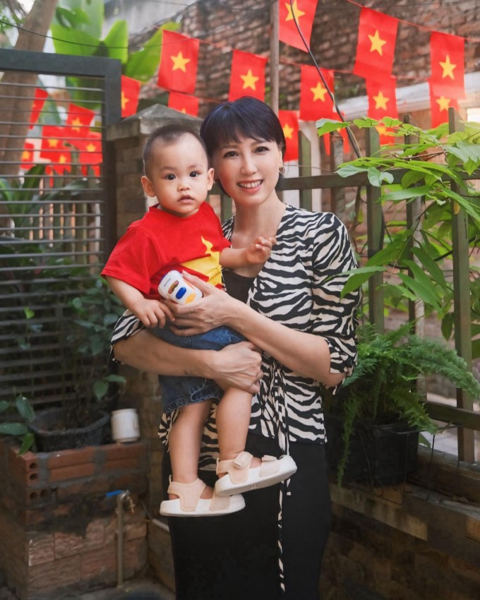 "Chị mẹ" của Doãn Hải My - bà ngoại sành điệu, gợi cảm tuổi U50, thể hiện 1 điều cực tinh tế khi chụp hình cùng con gái- Ảnh 4.