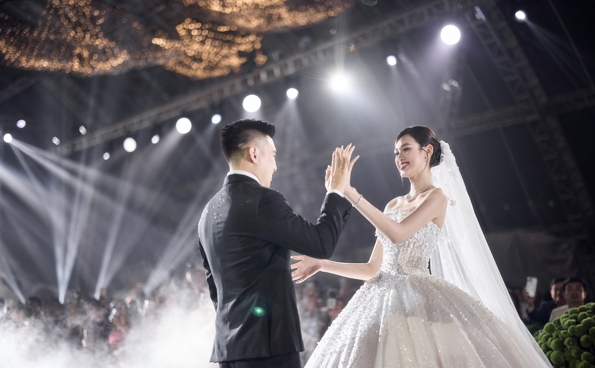 Sự tinh tế của HH Đỗ Hà khi thành cô dâu hào môn: Diện toàn thiết kế Việt, chiếc khoăn voan dài 4m ẩn chứa một điều- Ảnh 8.