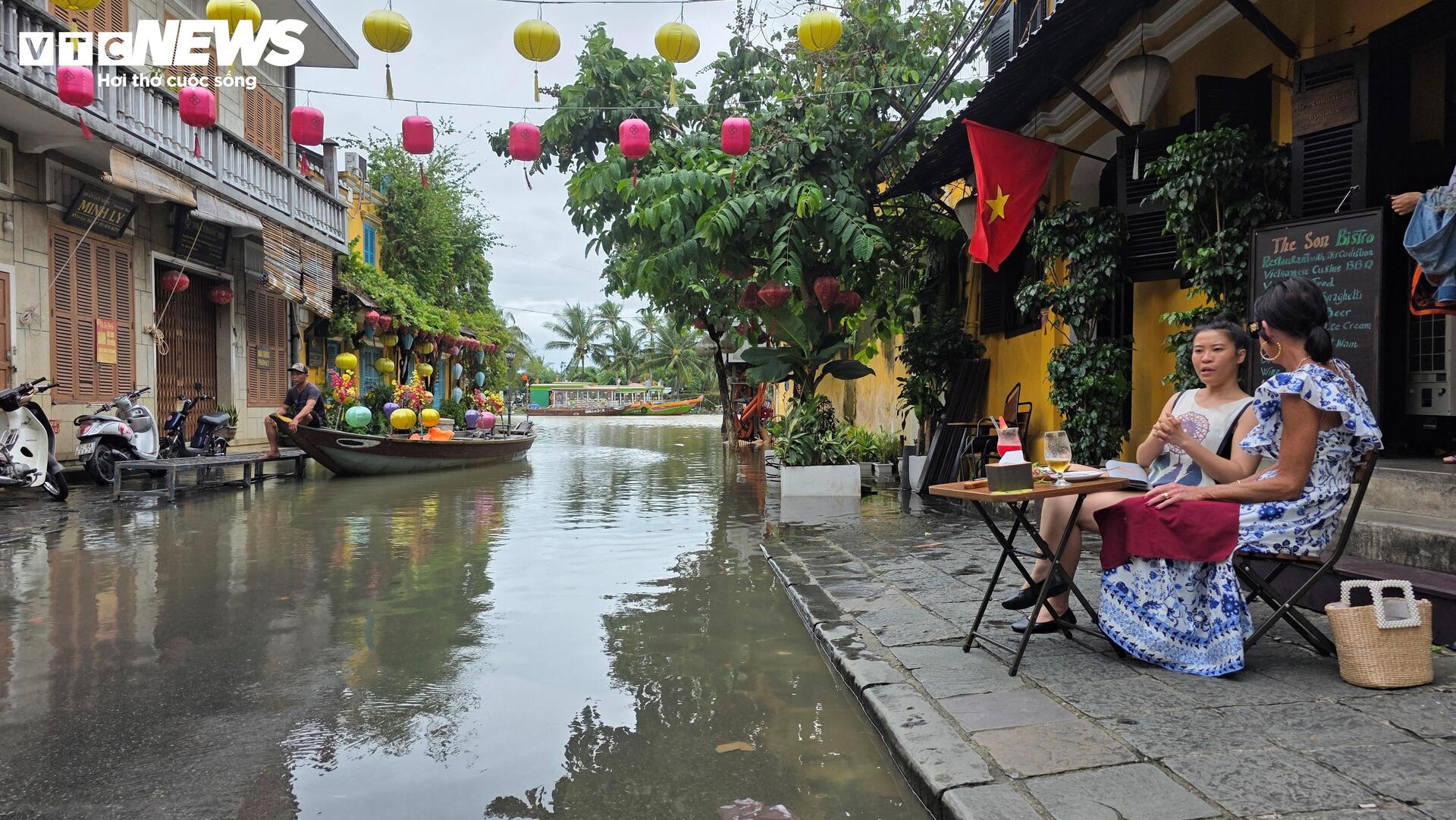 Du khách nước ngoài thích thú lội nước, 'săn' ảnh phố cổ Hội An ngày ngập lụt- Ảnh 8.
