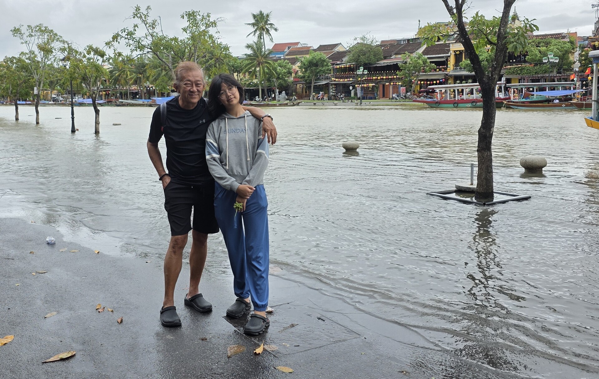 Du khách nước ngoài thích thú lội nước, 'săn' ảnh phố cổ Hội An ngày ngập lụt- Ảnh 7.