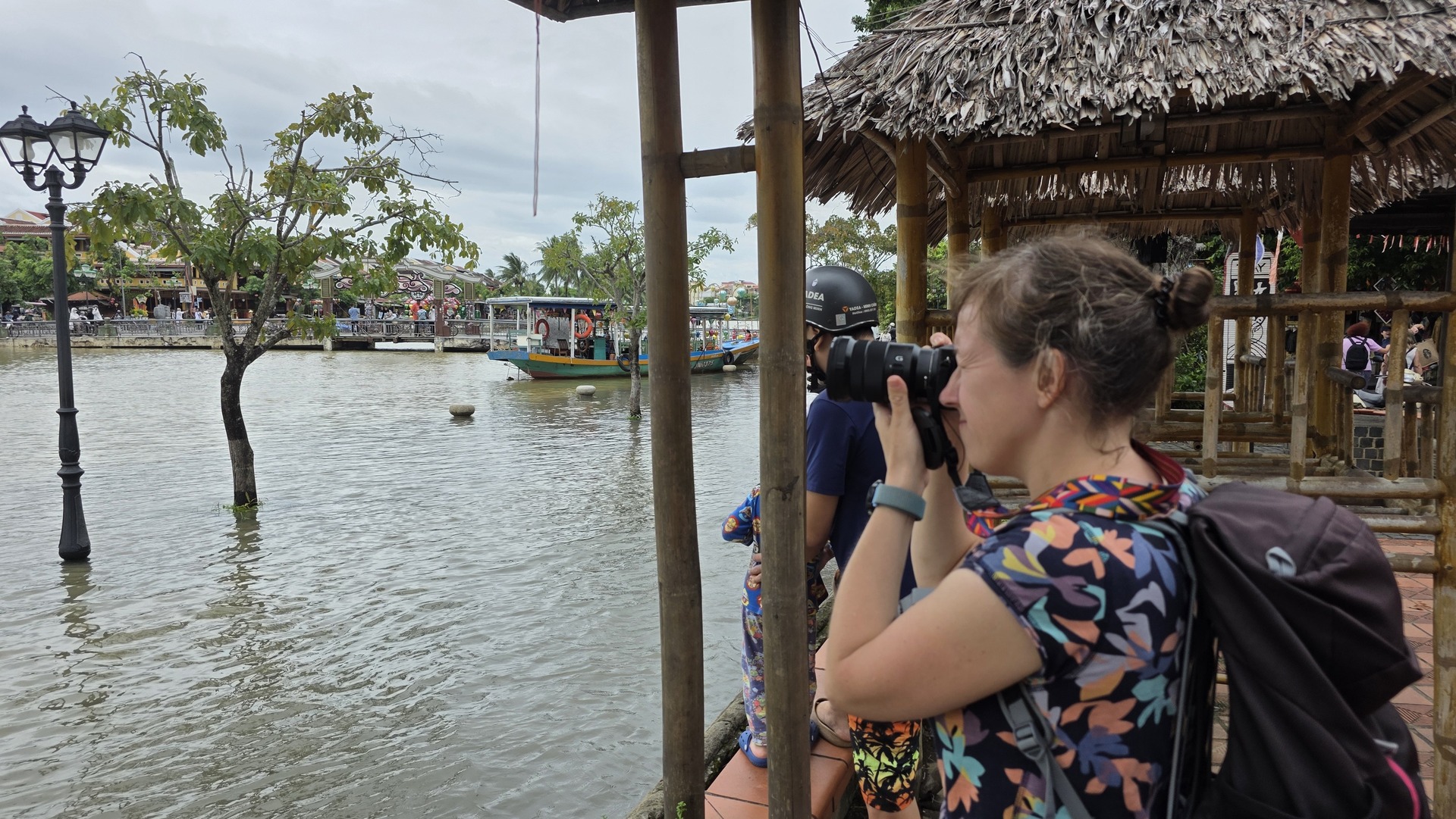 Du khách nước ngoài thích thú lội nước, 'săn' ảnh phố cổ Hội An ngày ngập lụt- Ảnh 6.
