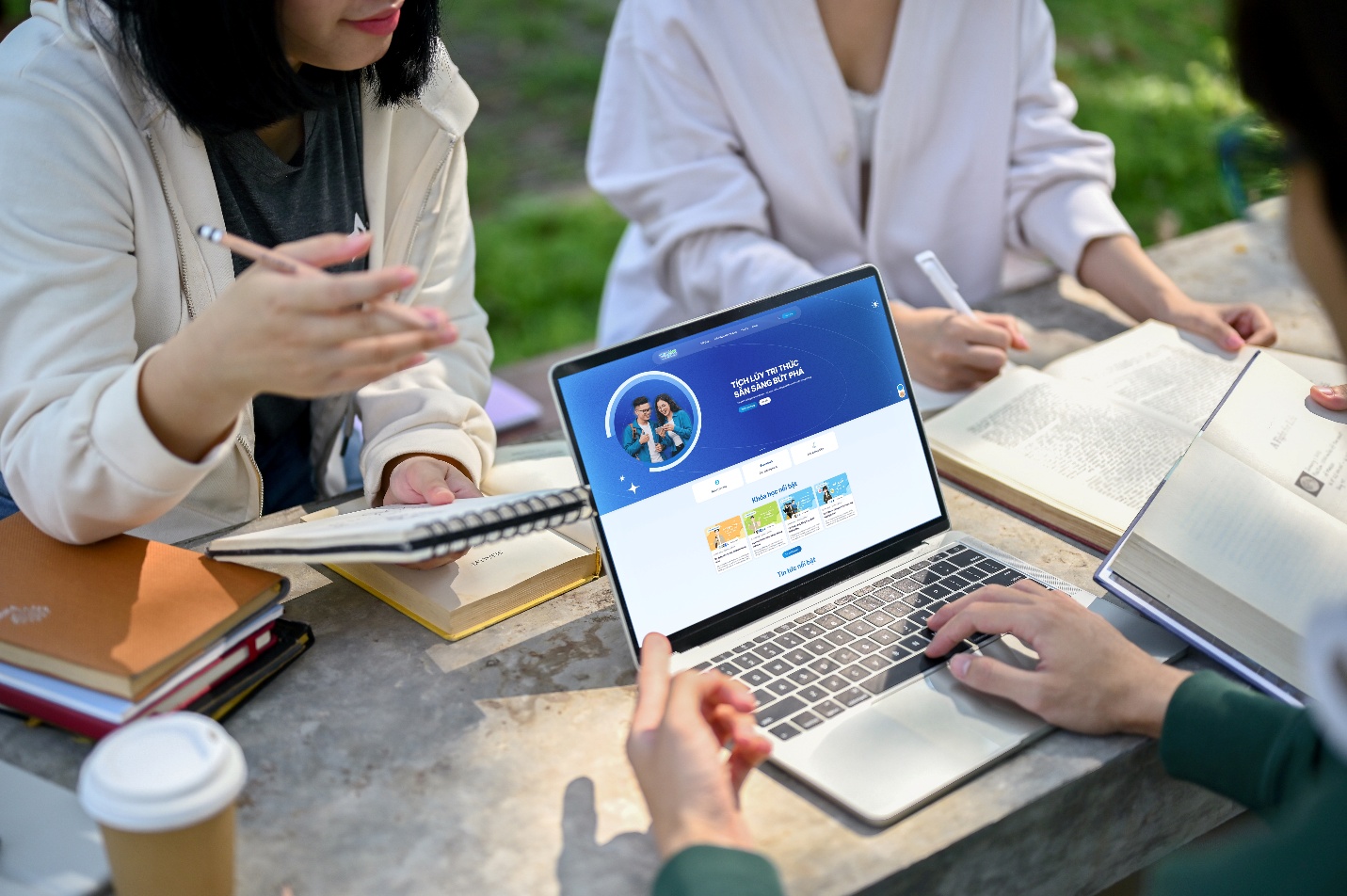 Sacombank mang ‘trường học tài chính số’ đến với sinh viên trên toàn quốc- Ảnh 1. Sacombank mang ‘trường học tài chính số’ đến với sinh viên trên toàn quốc- Ảnh 1.