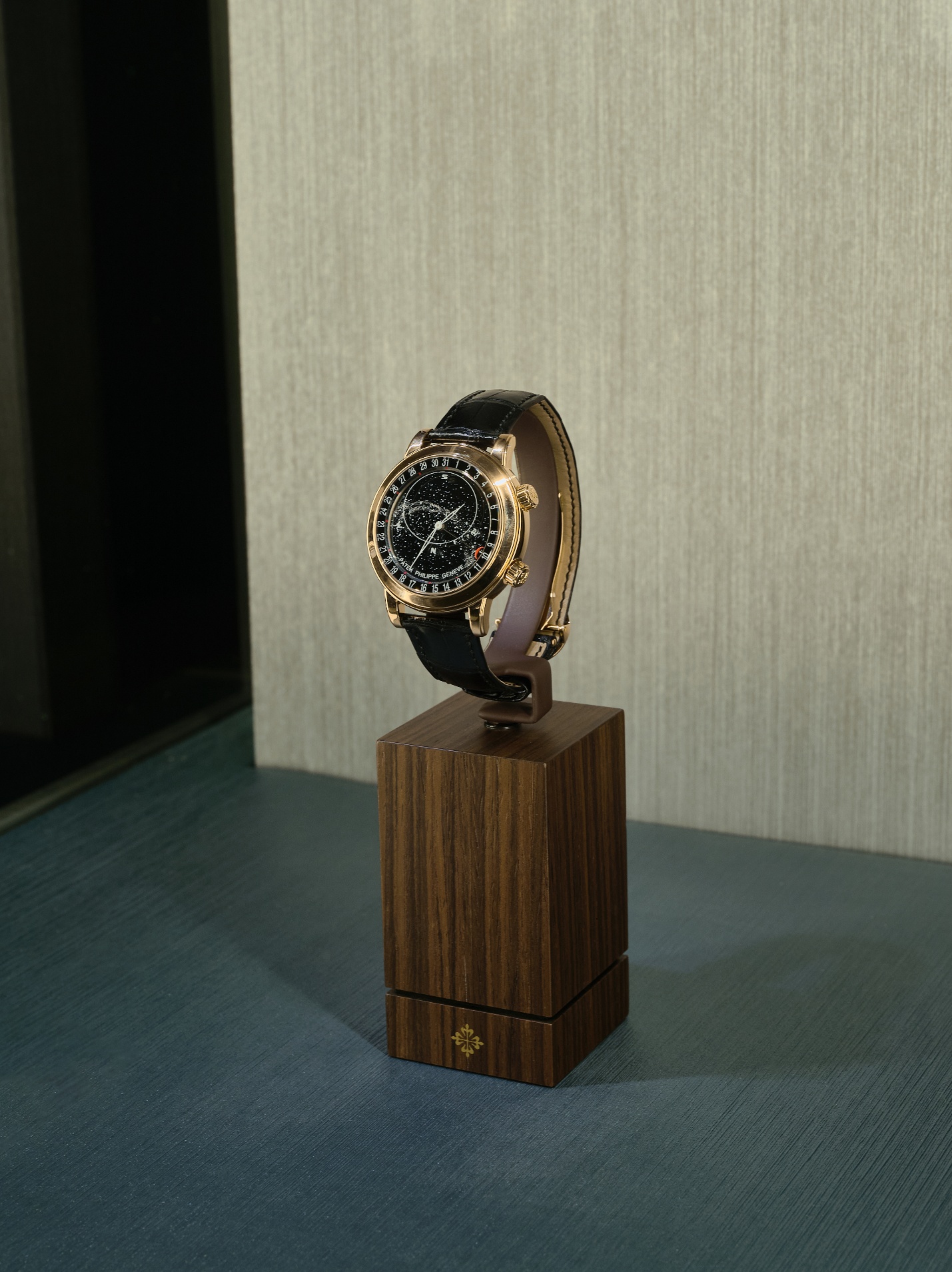 Check-in với đồng hồ Patek Philippe 11 tỉ VNĐ, túi LOEWE hiếm tại… Hoàng thành Thăng Long: xấp xỉ 100 “cực phẩm”- Ảnh 2.